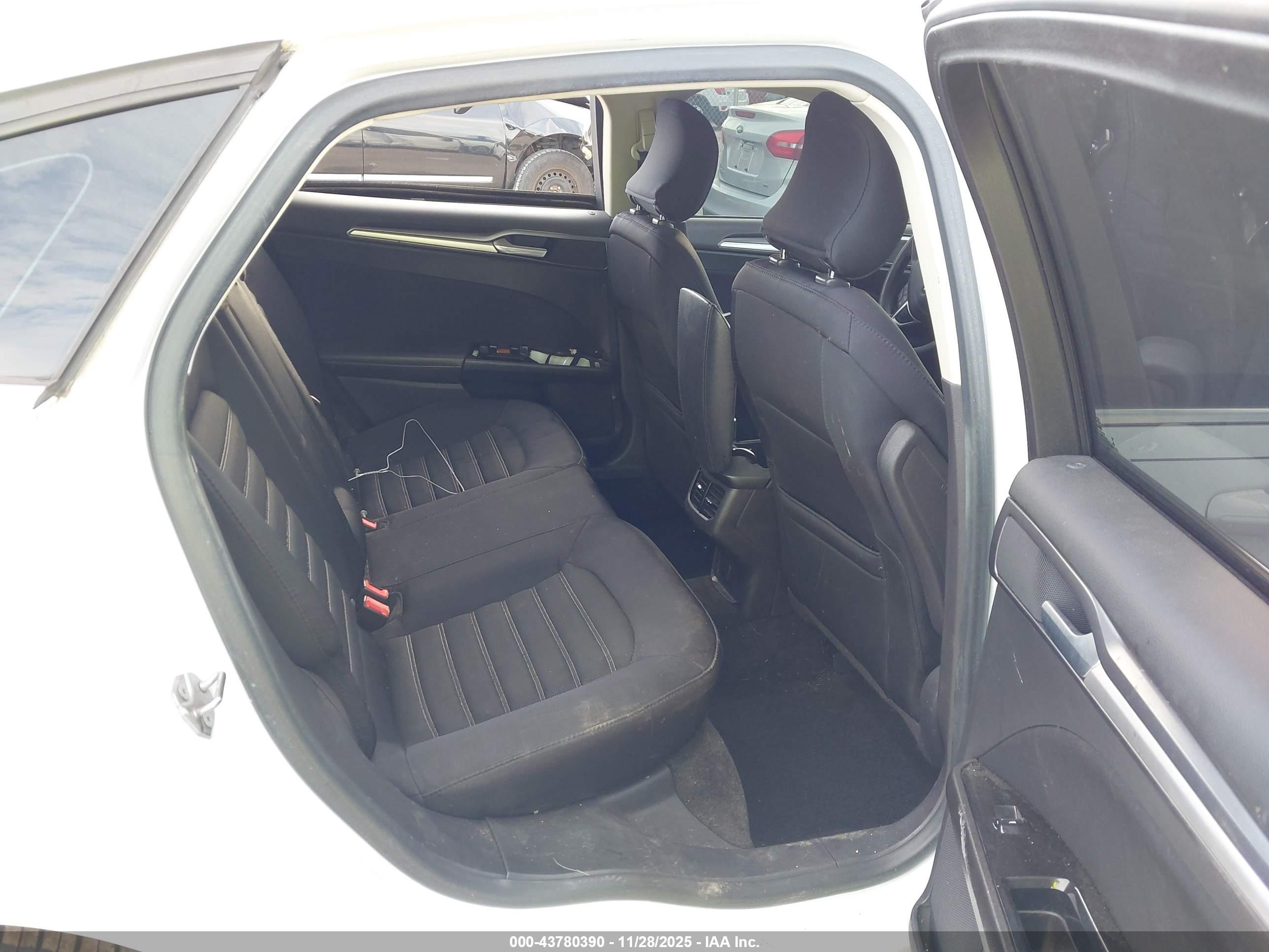 FORD FUSION image 8