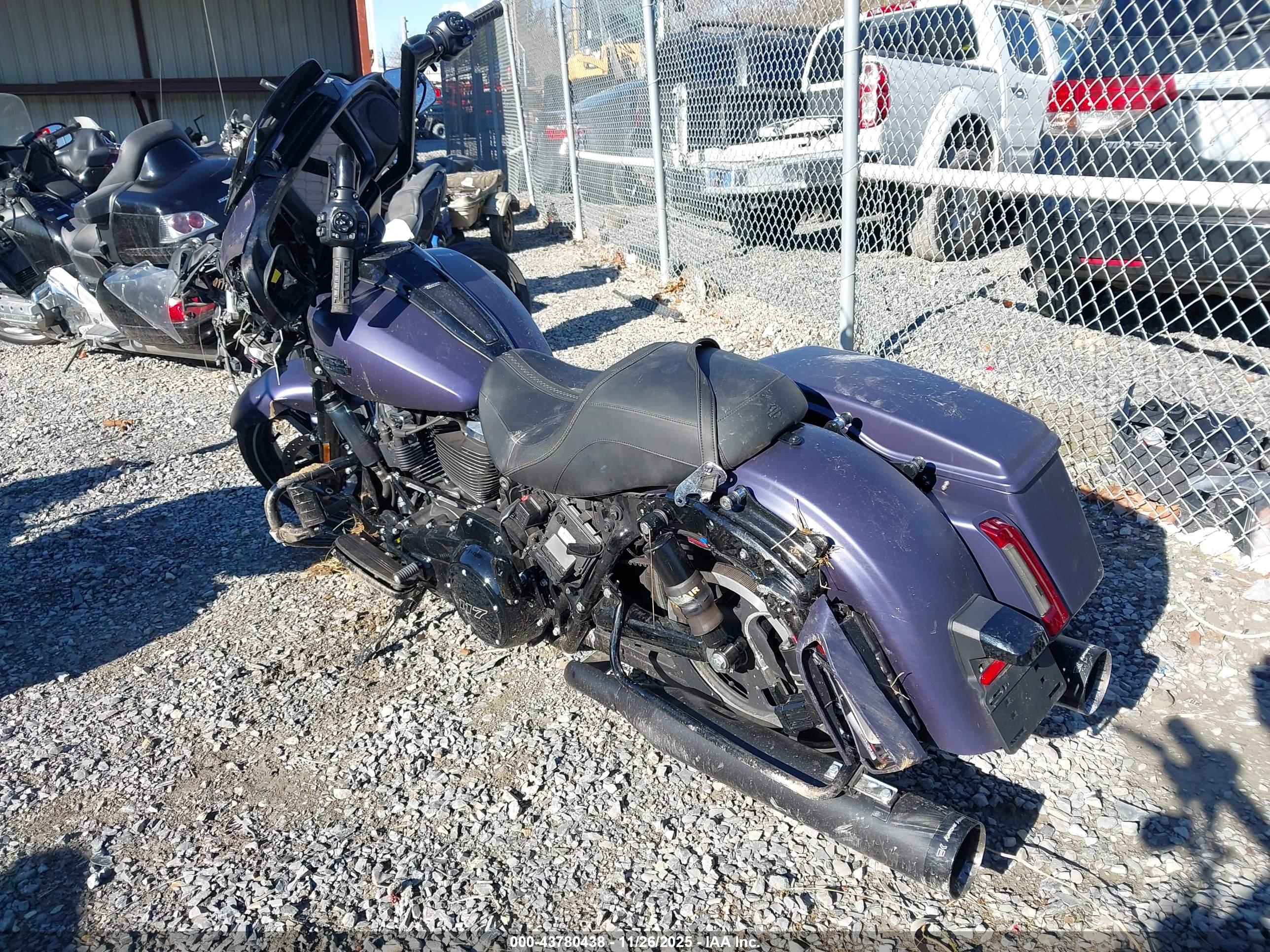 HARLEY-DAVIDSON FLHX image 3