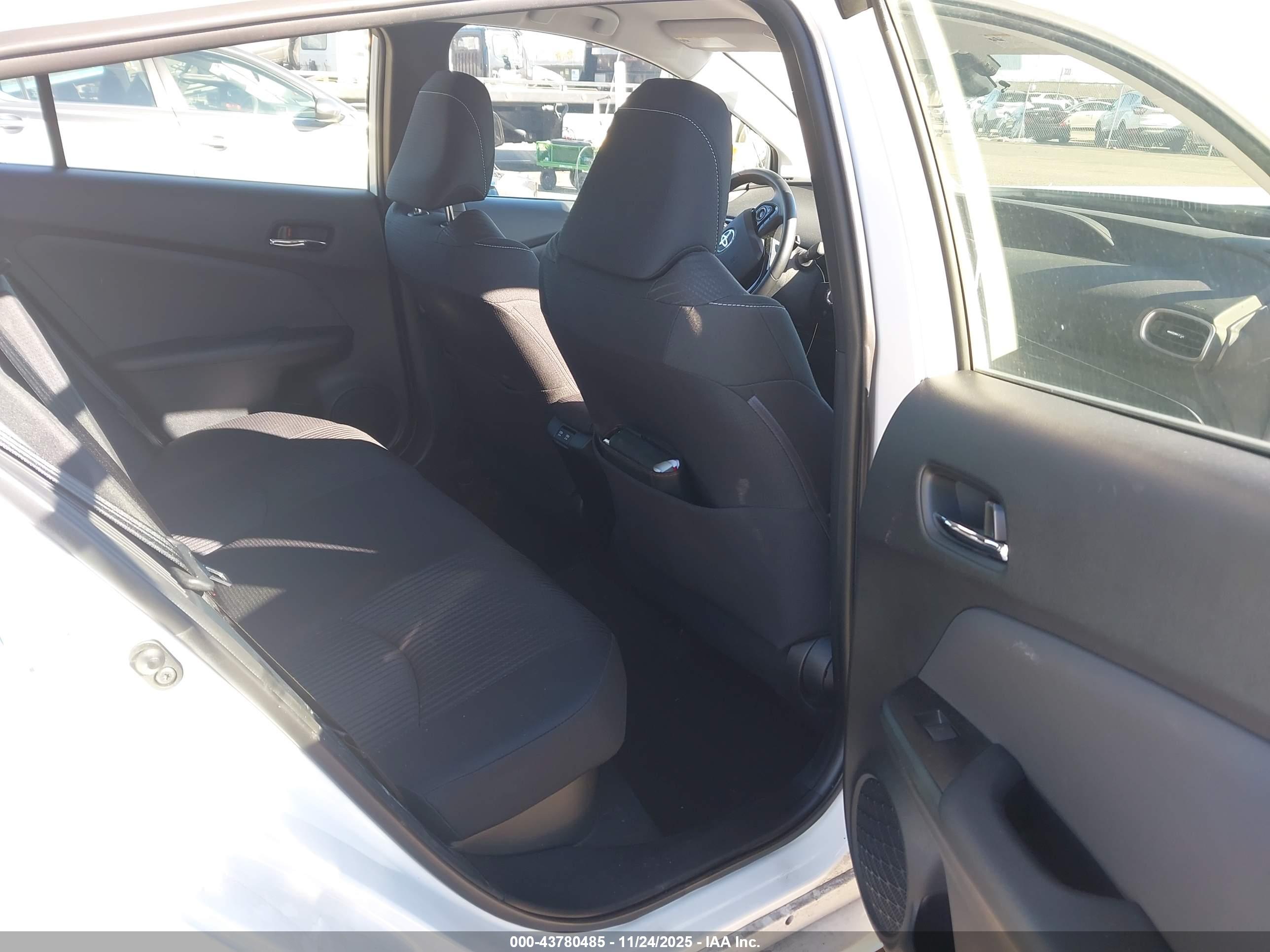 TOYOTA PRIUS image 8