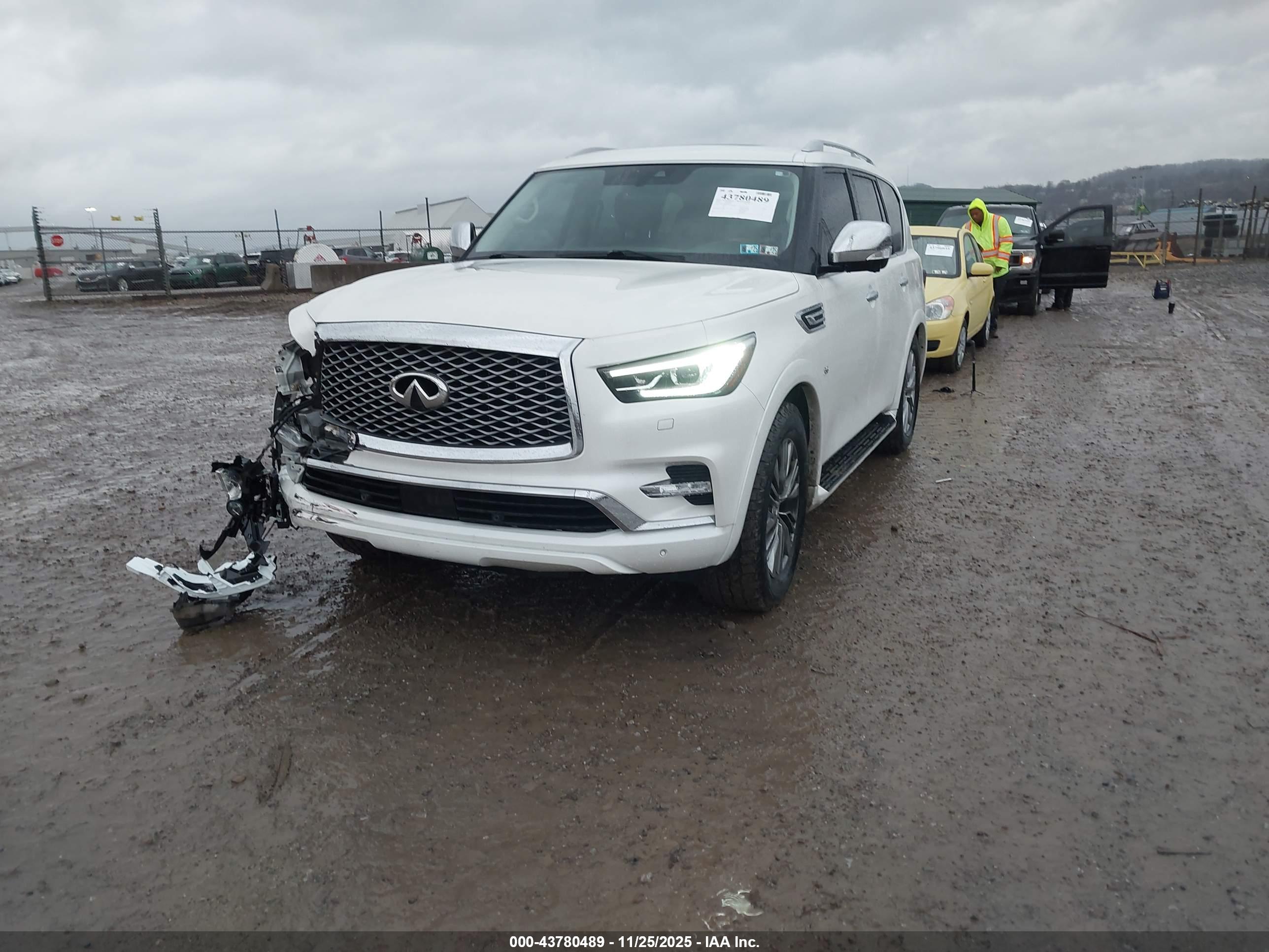INFINITI QX80 image 2