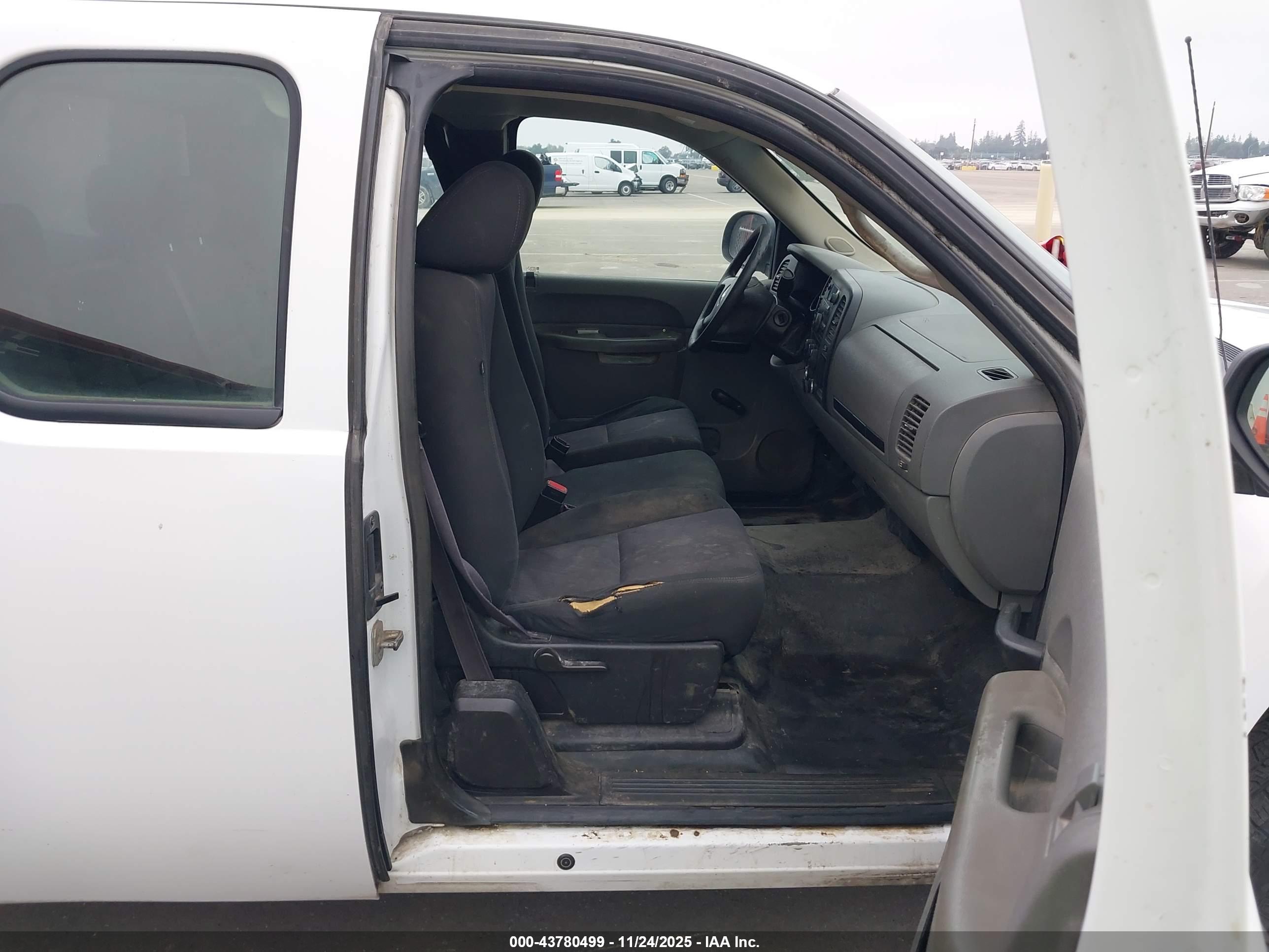 CHEVROLET SILVERADO image 5