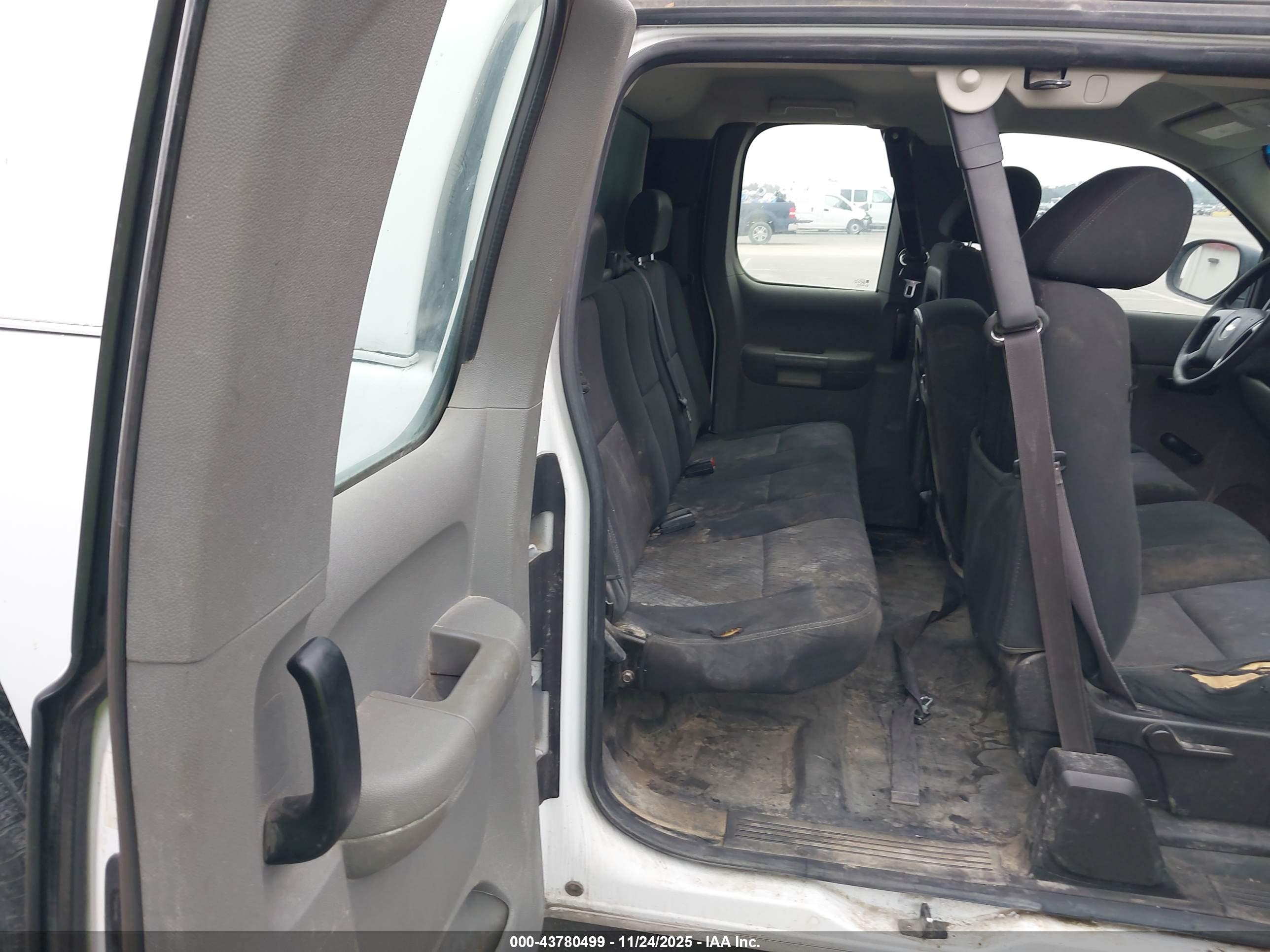 CHEVROLET SILVERADO image 8
