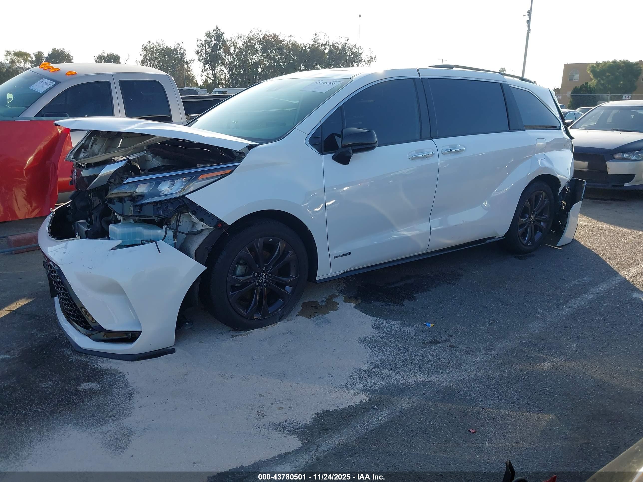 TOYOTA SIENNA image 2