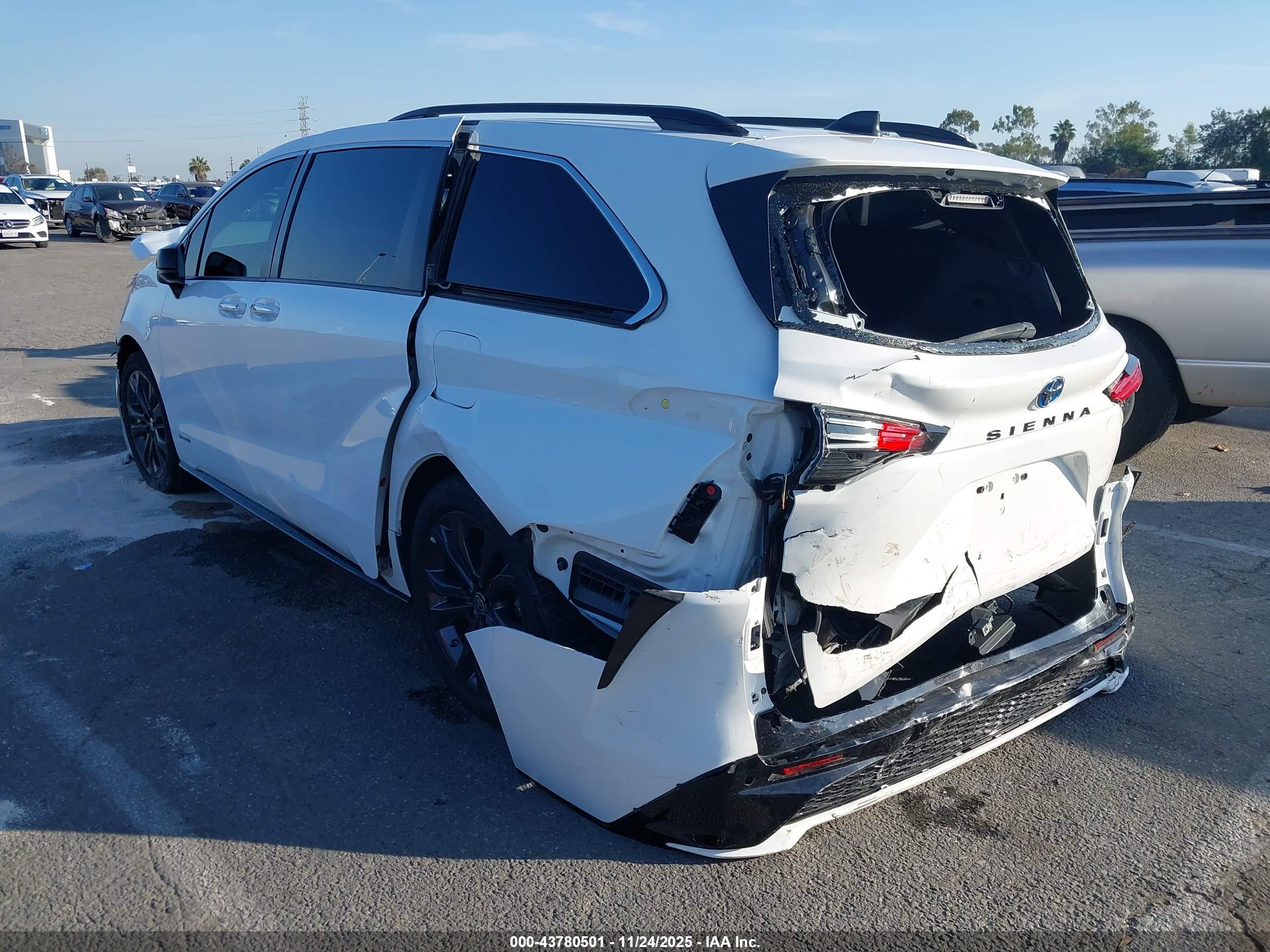 TOYOTA SIENNA image 3