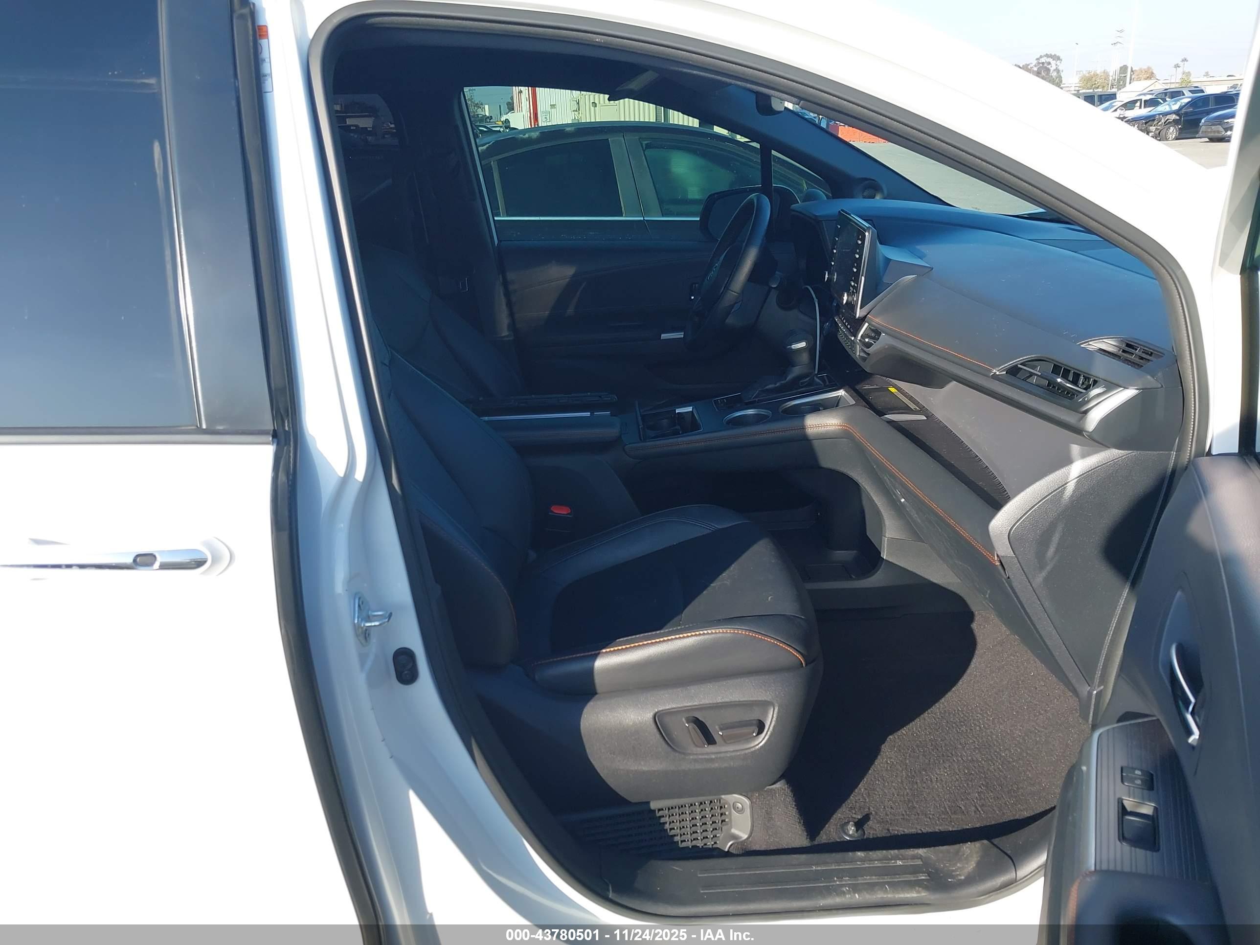 TOYOTA SIENNA image 5