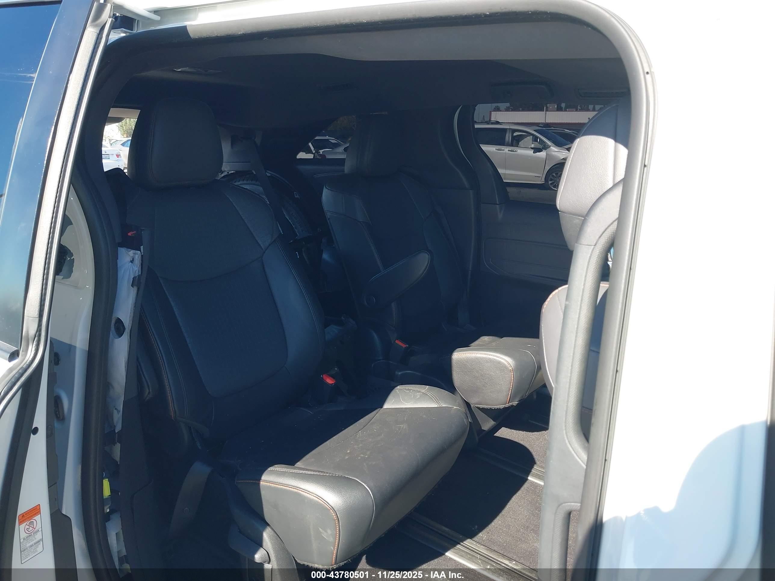 TOYOTA SIENNA image 8