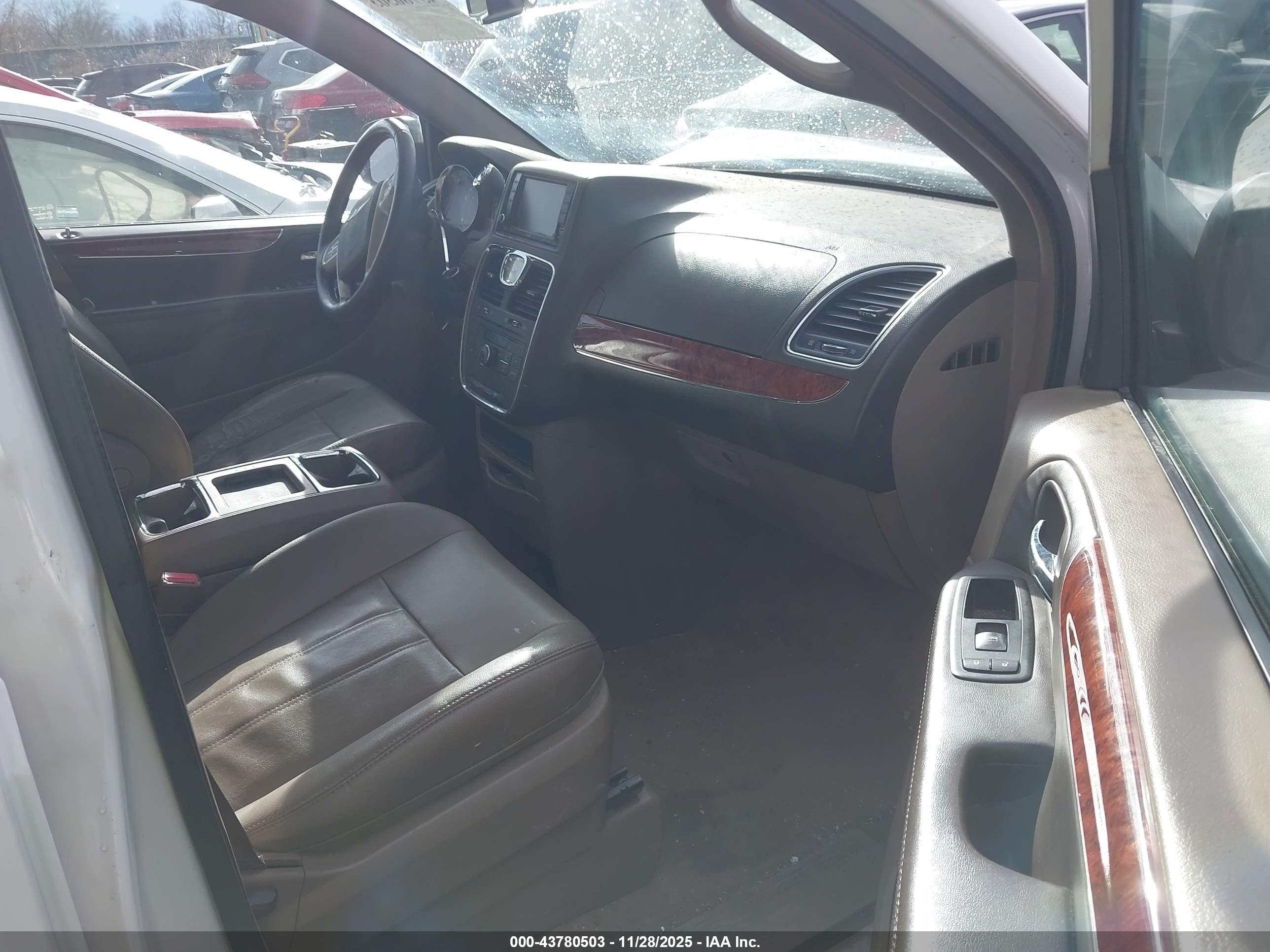 CHRYSLER TOWN image 5