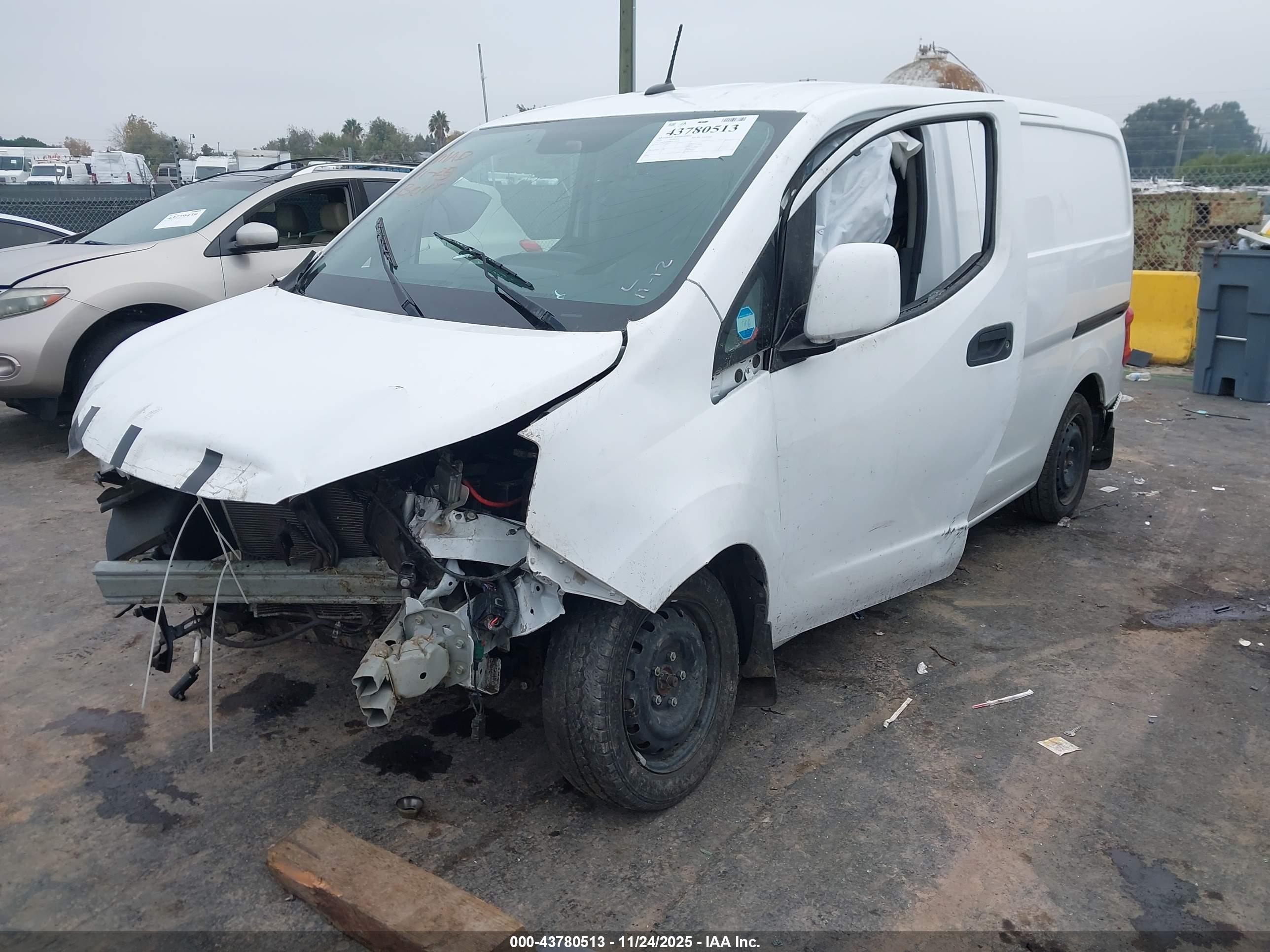 NISSAN NV200 image 2