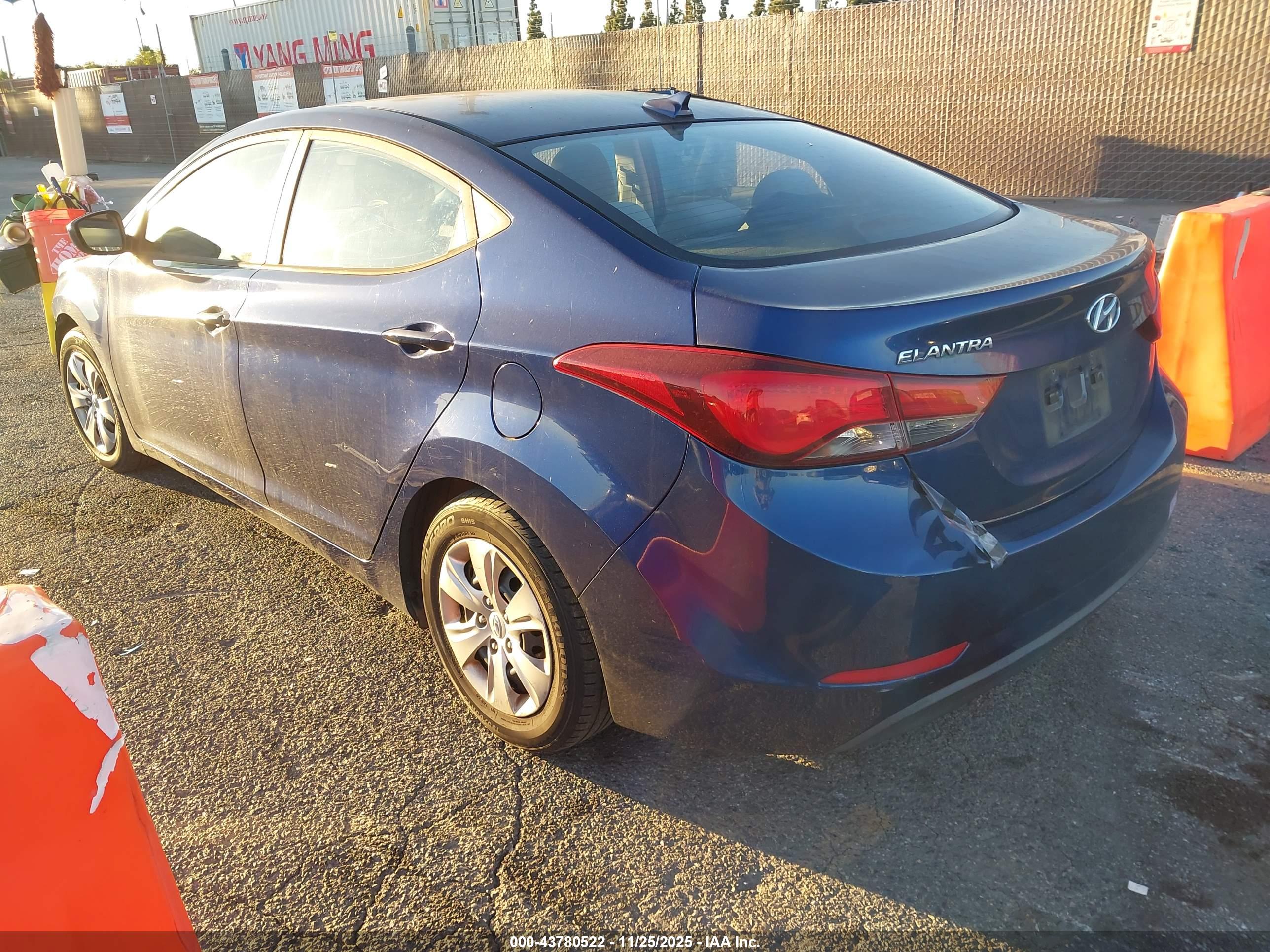 HYUNDAI ELANTRA image 3