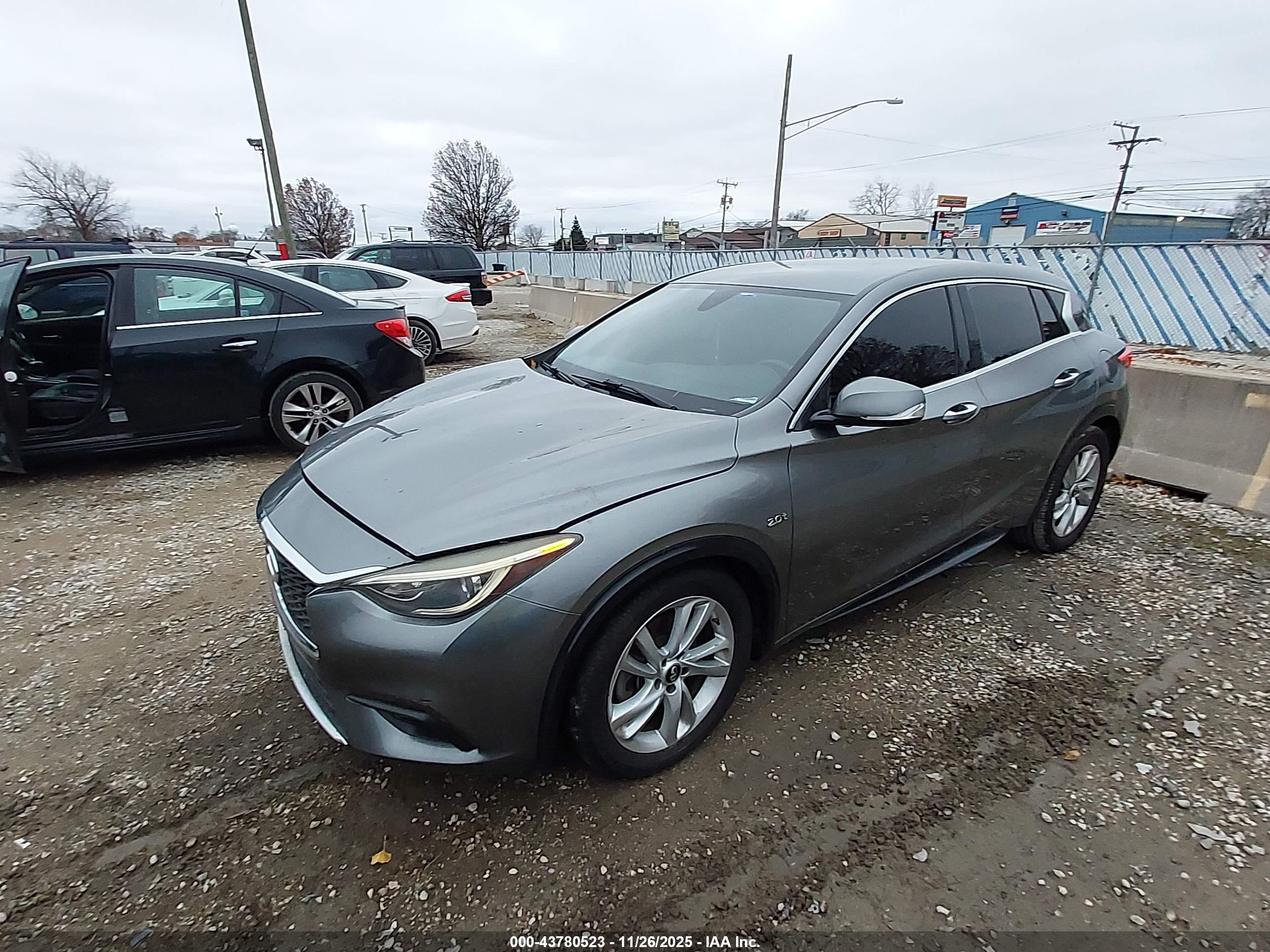 INFINITI QX30 image 2