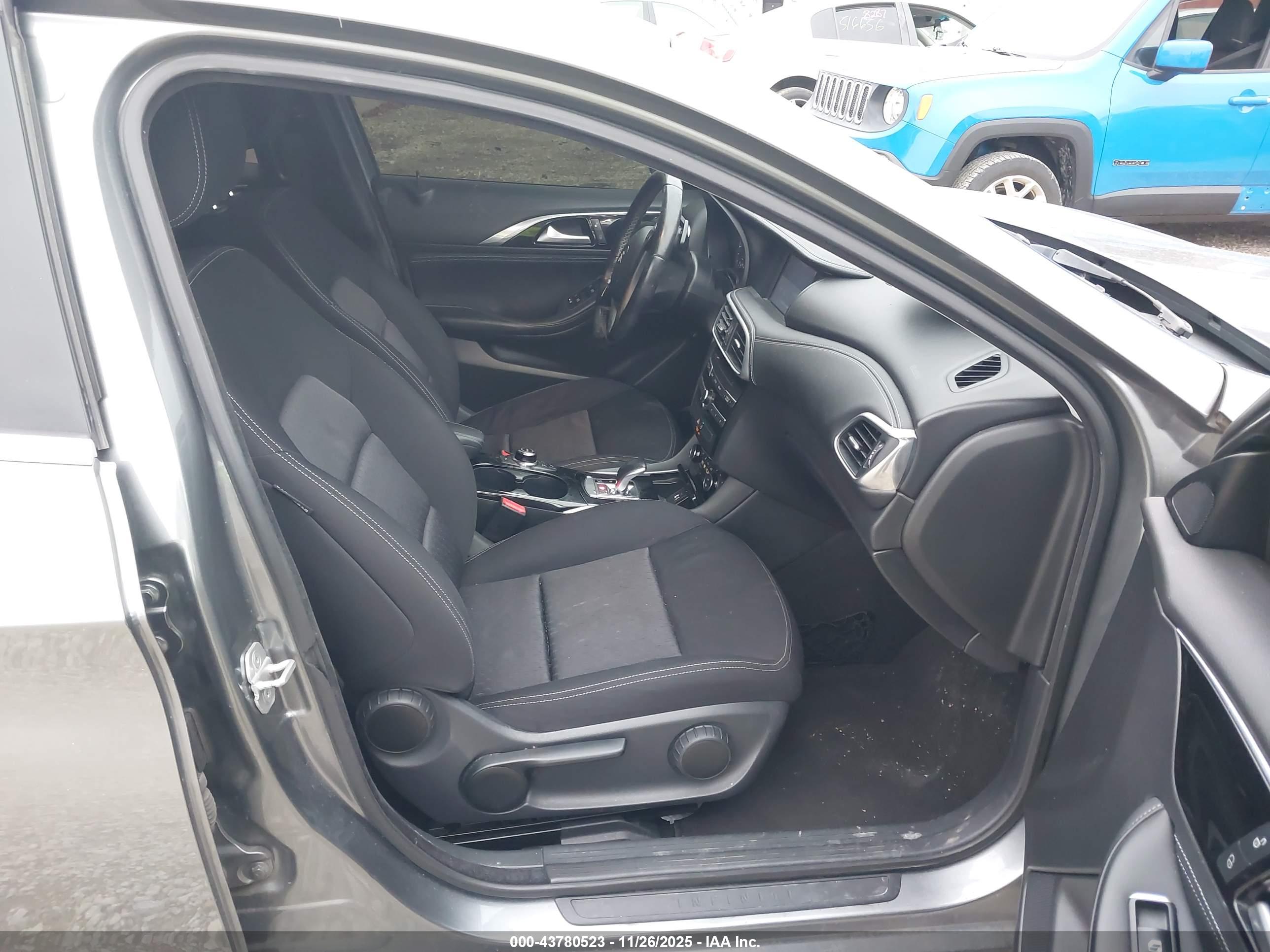 INFINITI QX30 image 5