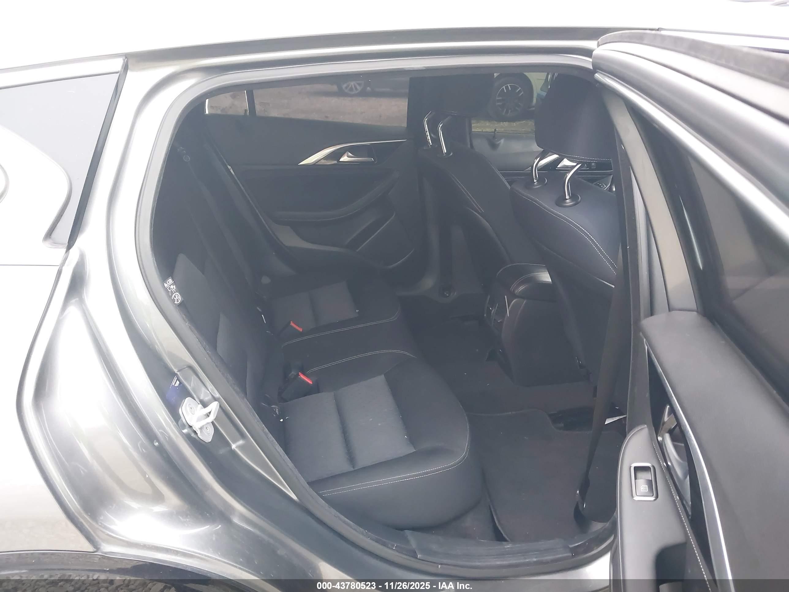 INFINITI QX30 image 8
