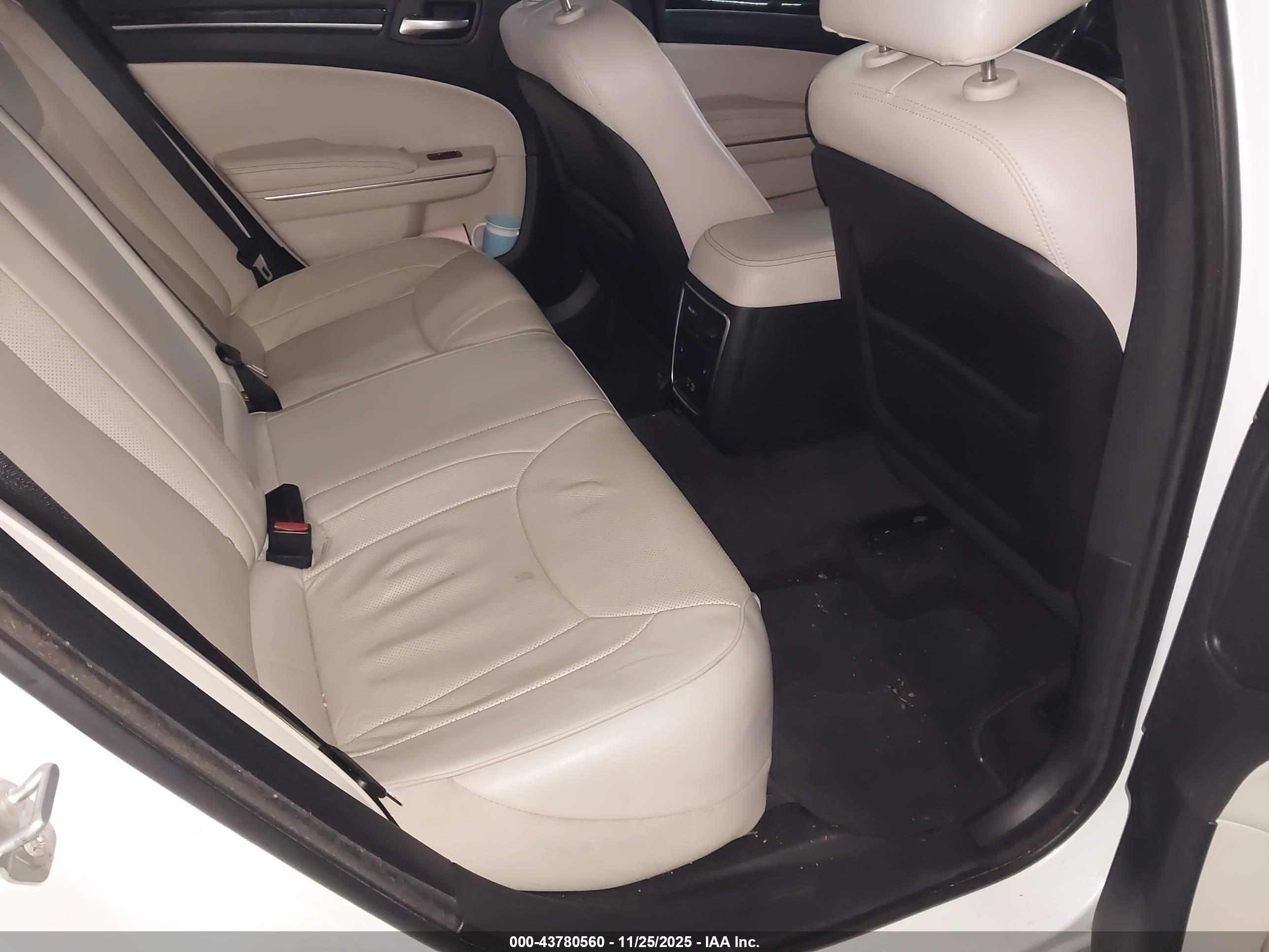 CHRYSLER 300C image 8