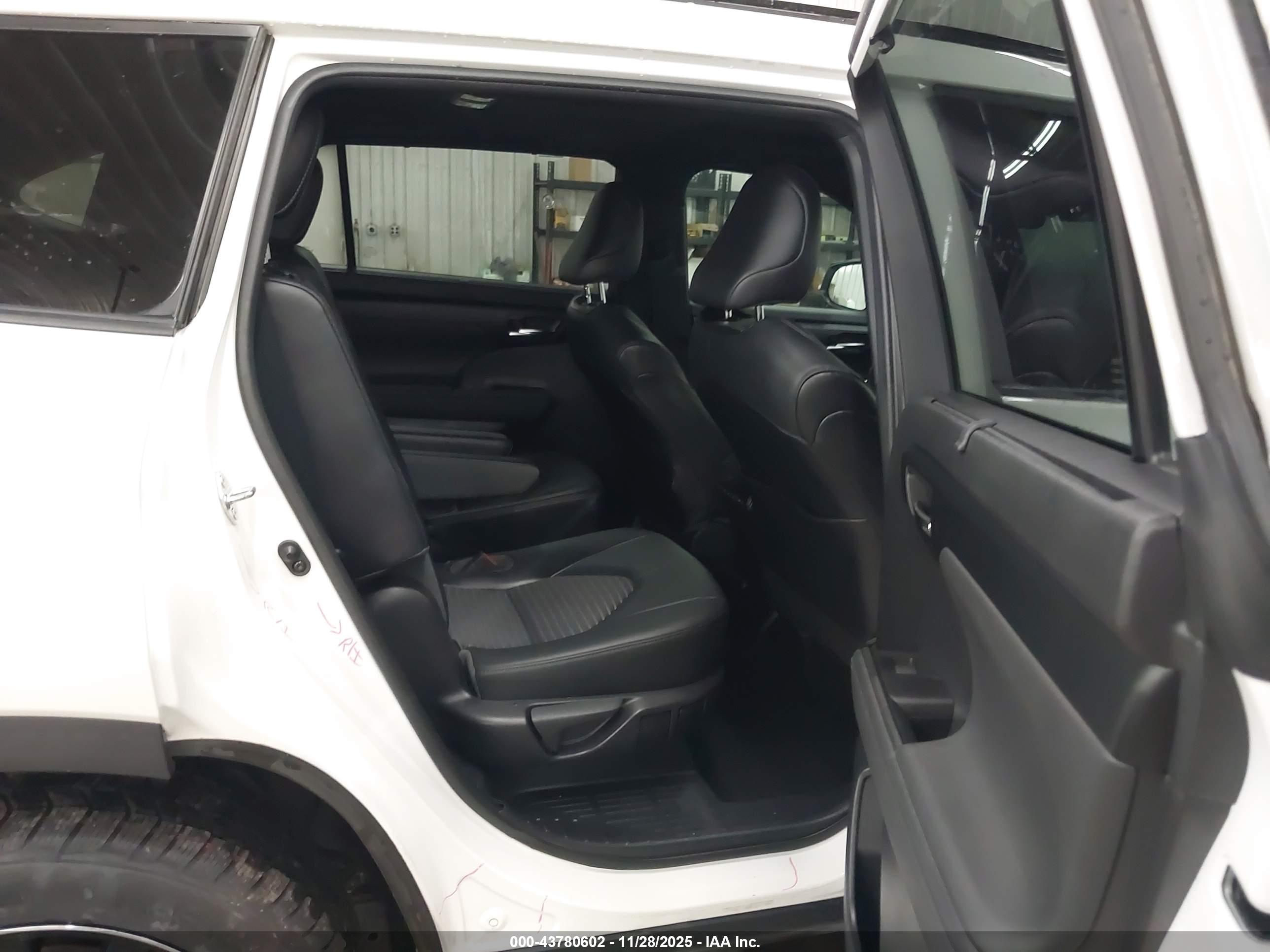 TOYOTA HIGHLANDER image 8