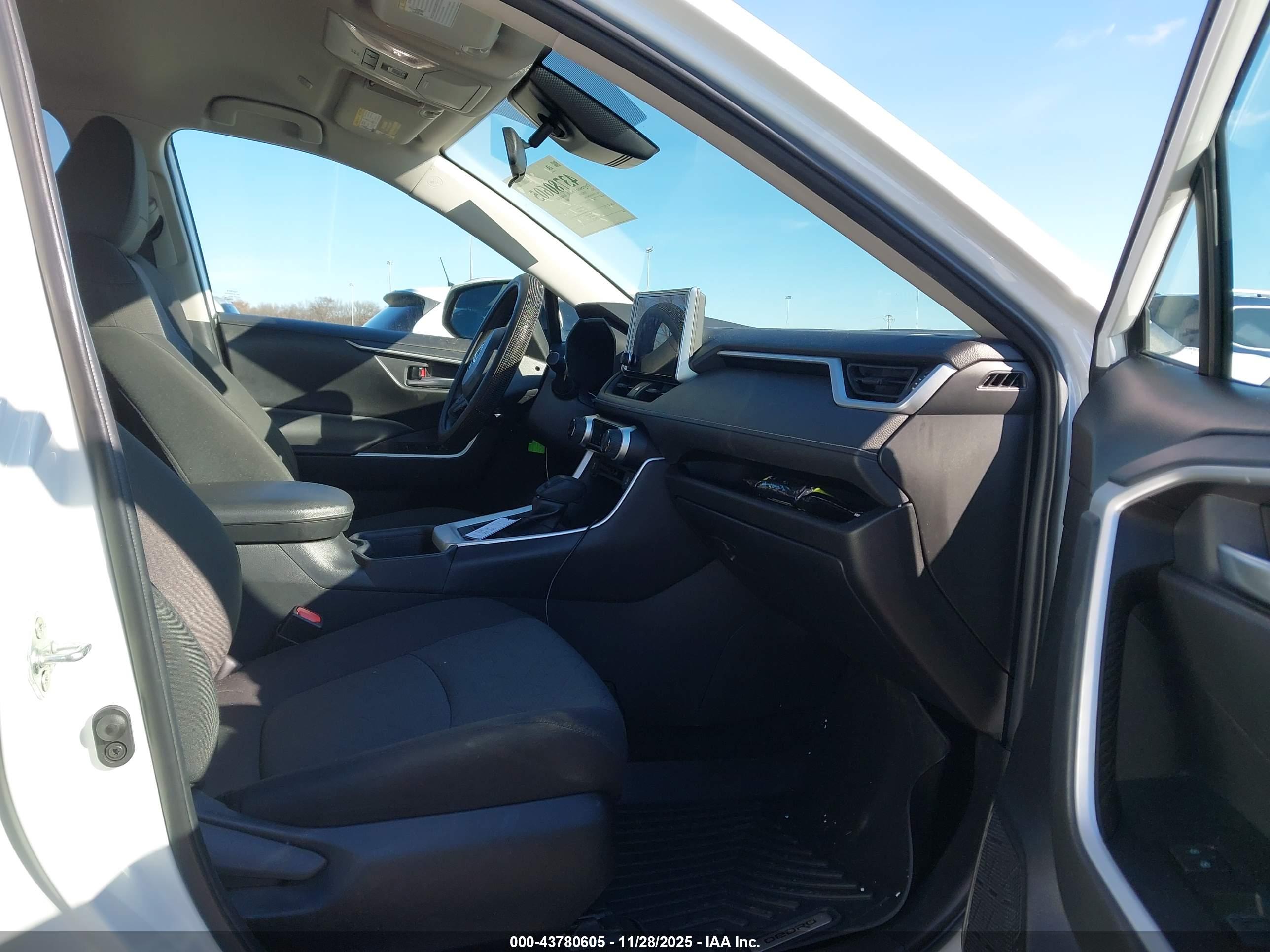 TOYOTA RAV4 image 5