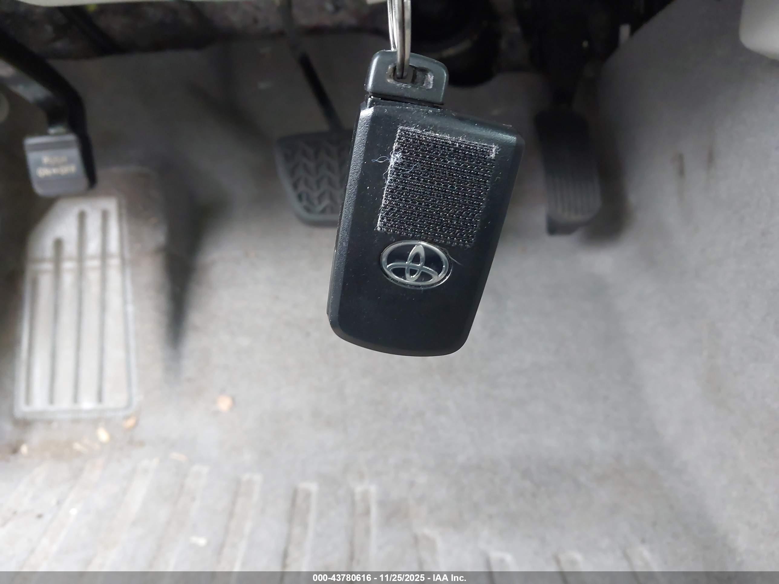 TOYOTA CAMRY image 11