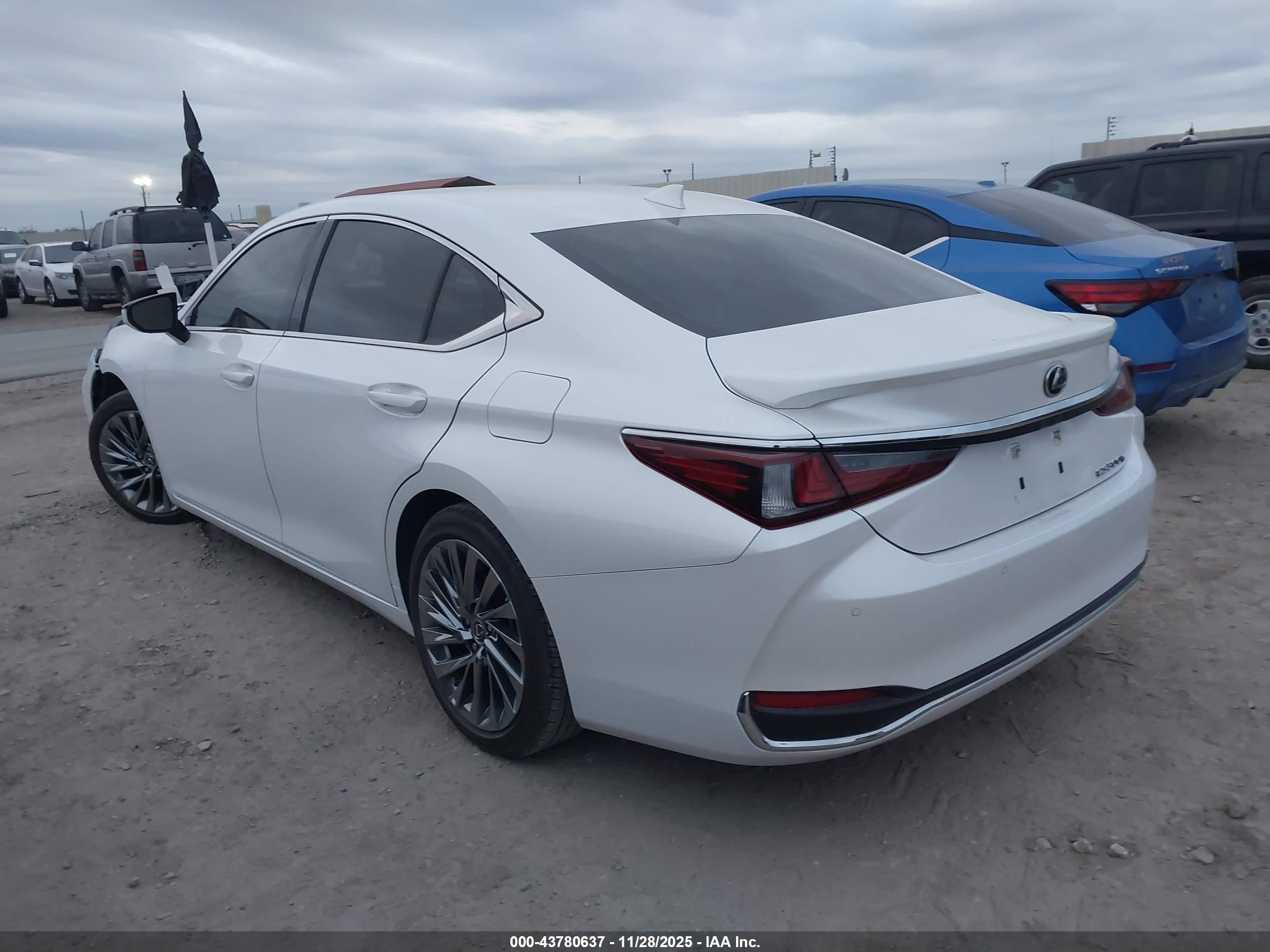 LEXUS ES image 3