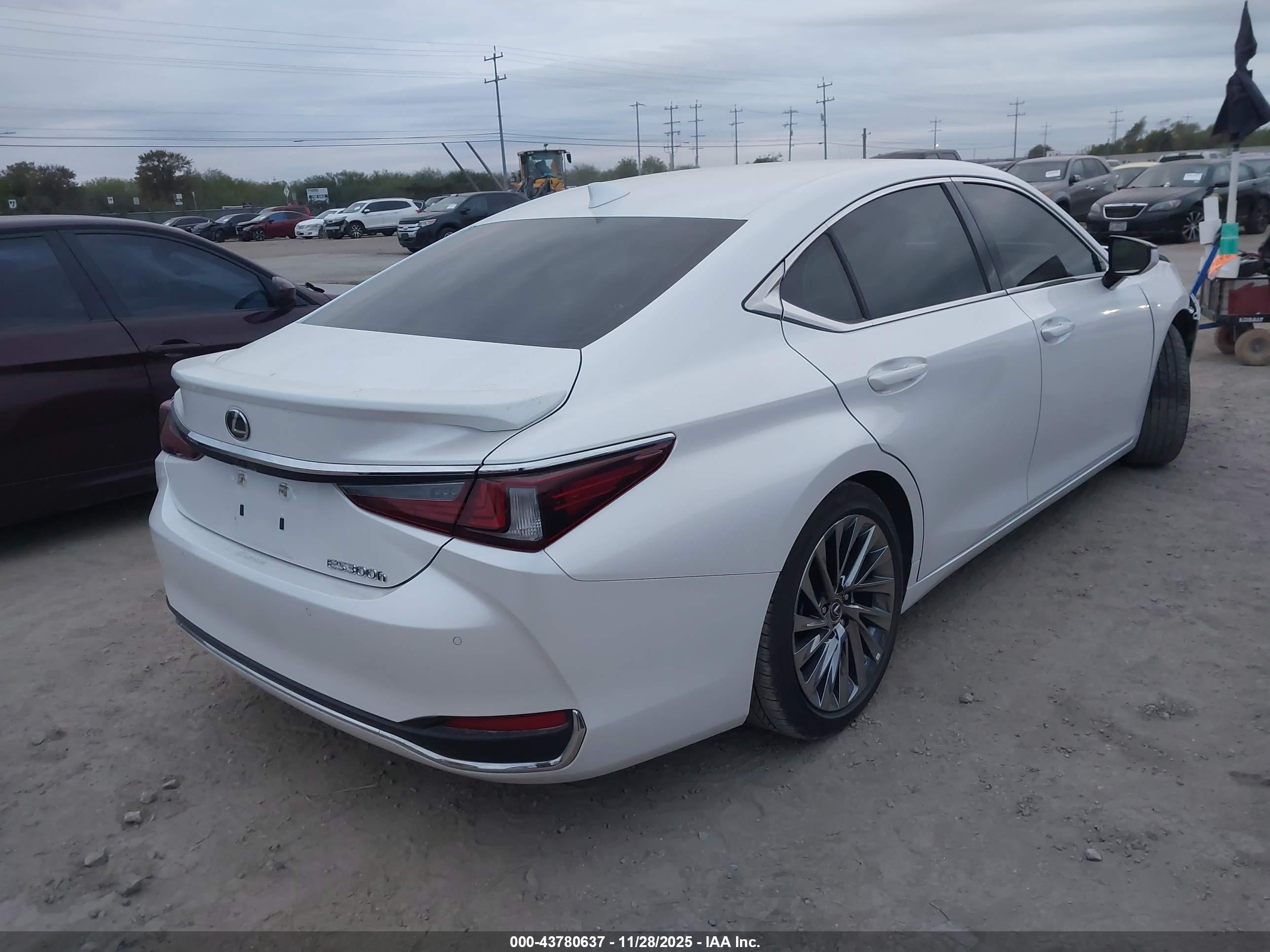 LEXUS ES image 4