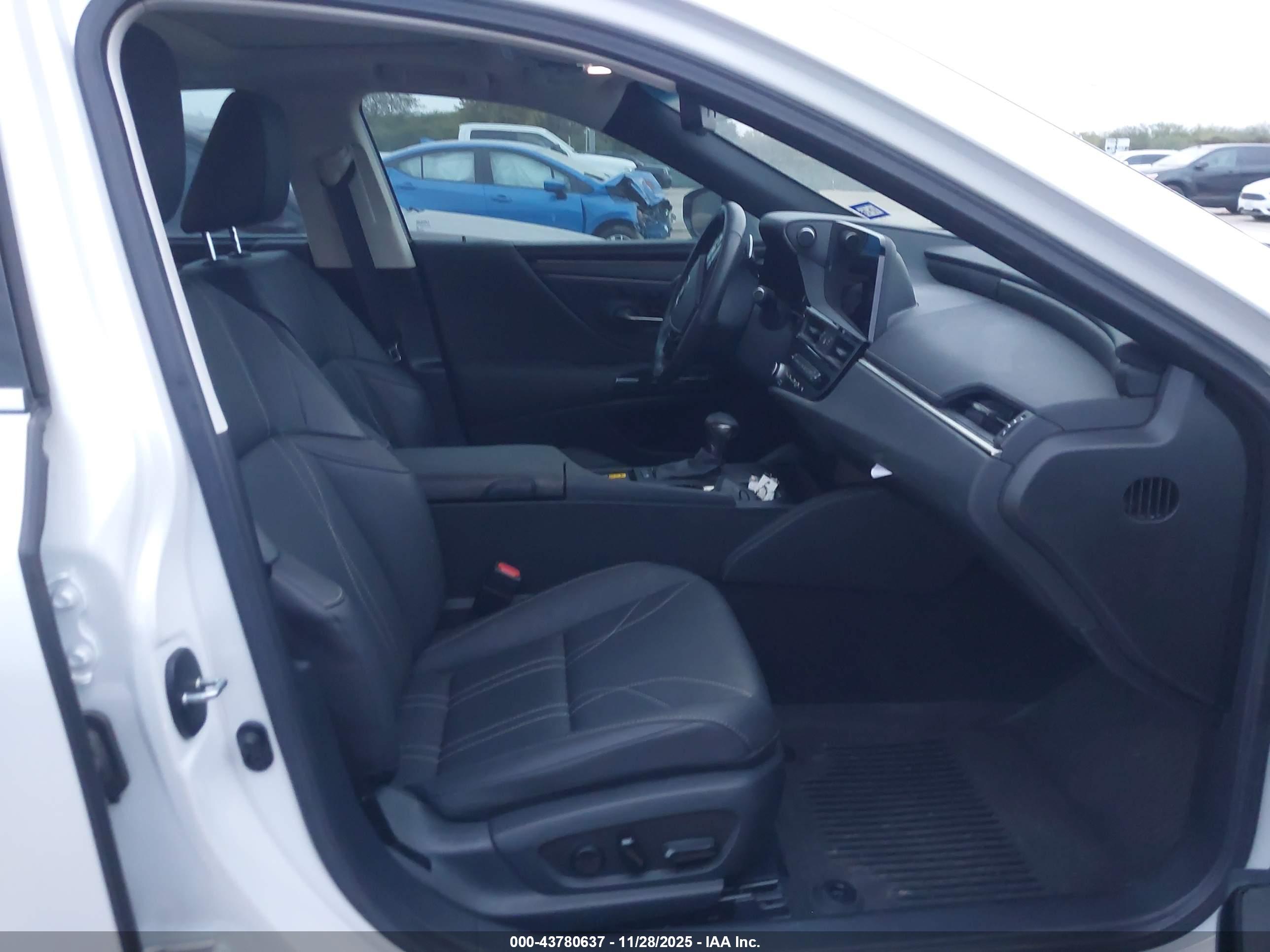 LEXUS ES image 5