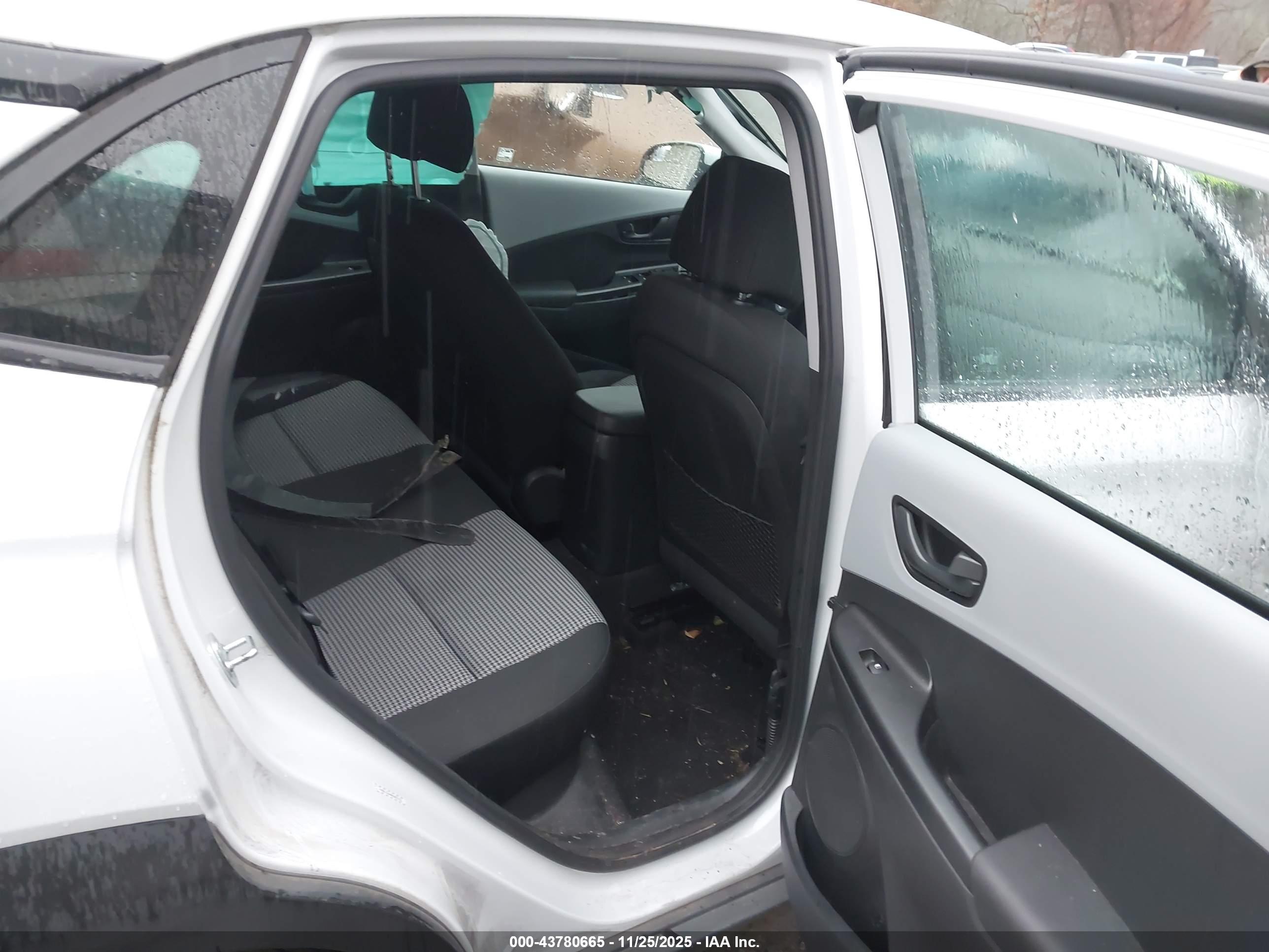 HYUNDAI KONA image 8