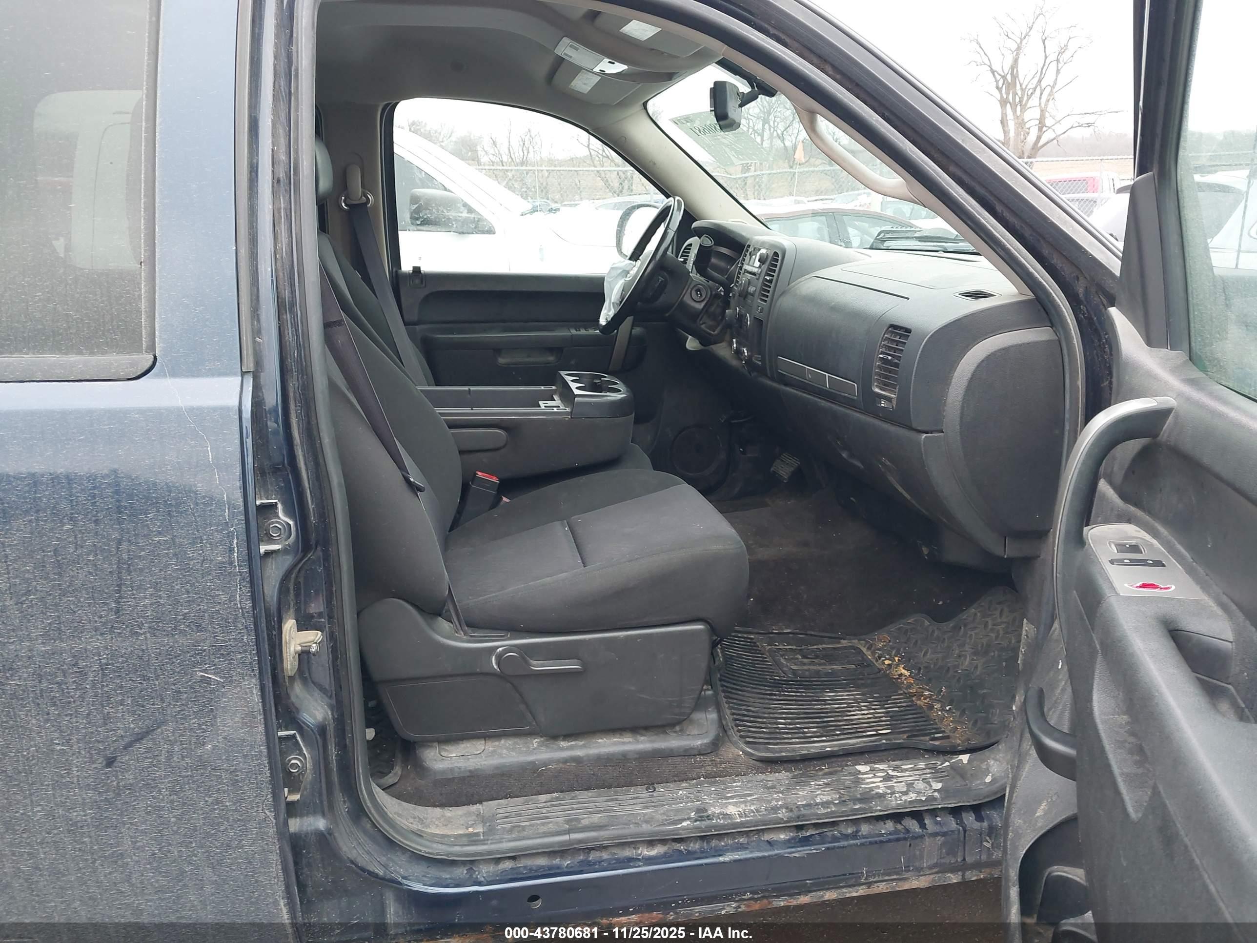 CHEVROLET SILVERADO image 5