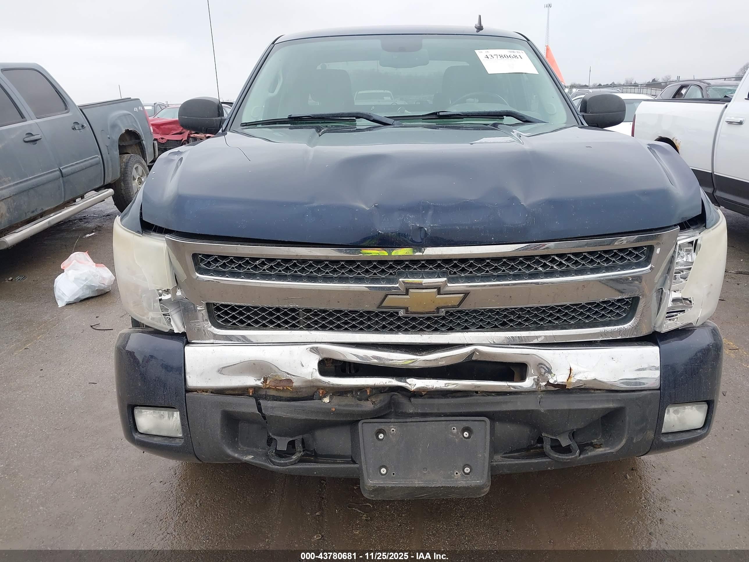 CHEVROLET SILVERADO image 6