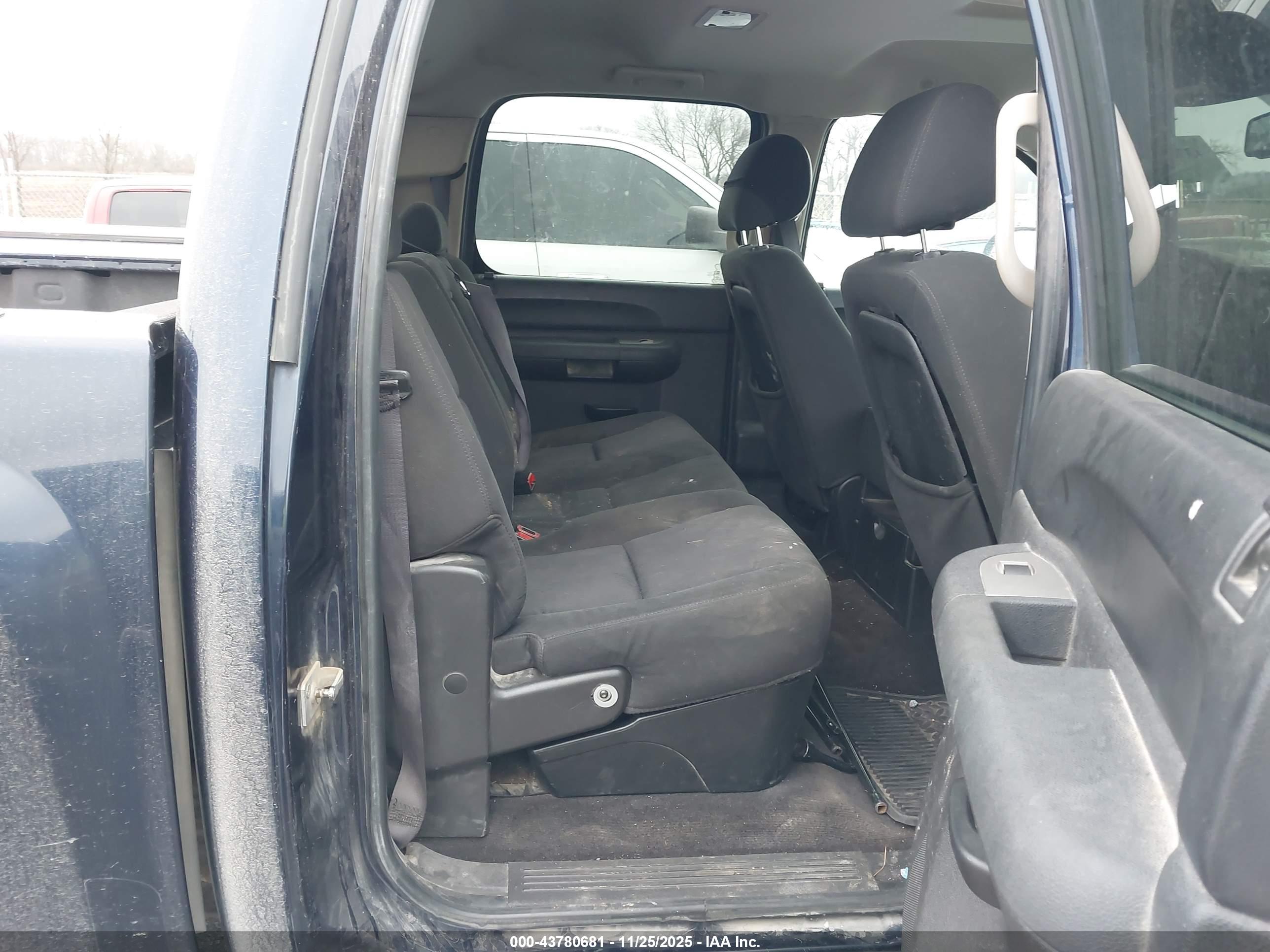 CHEVROLET SILVERADO image 8
