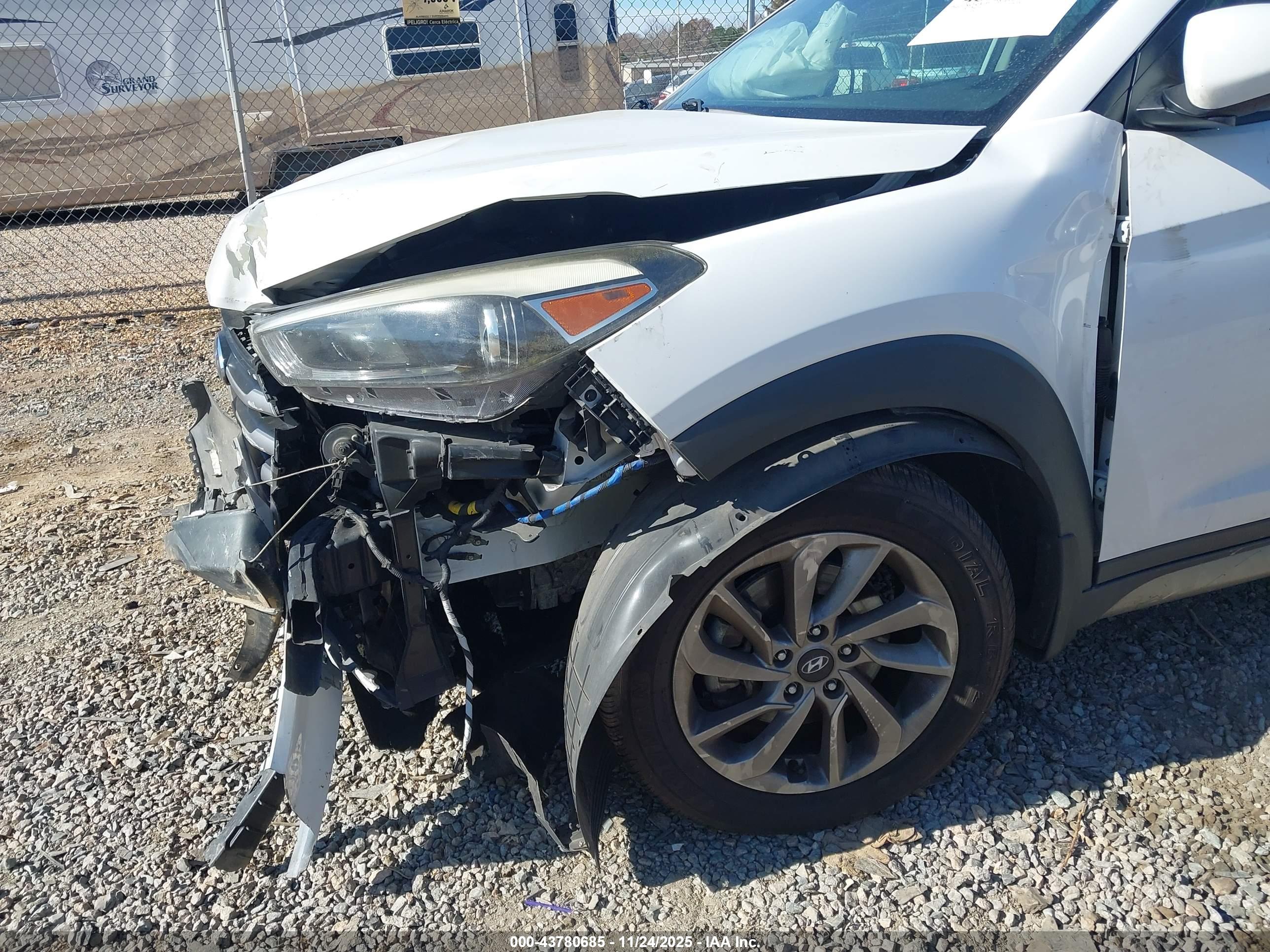 HYUNDAI TUCSON image 6