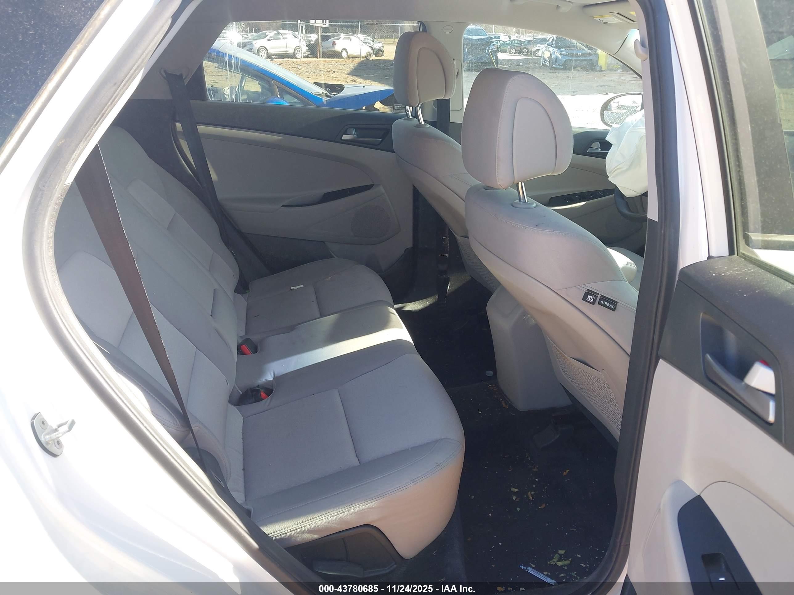 HYUNDAI TUCSON image 8