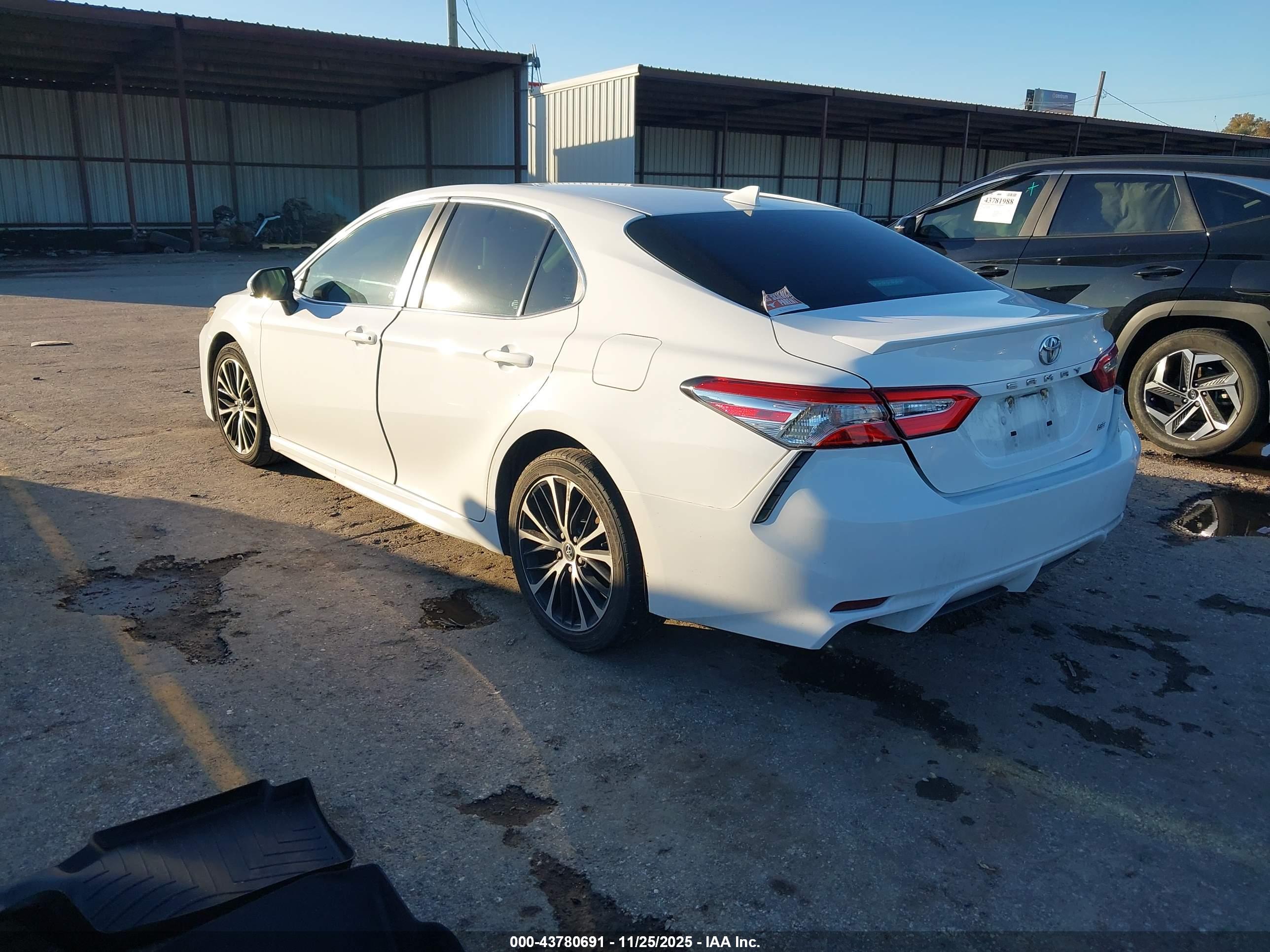 TOYOTA CAMRY image 3