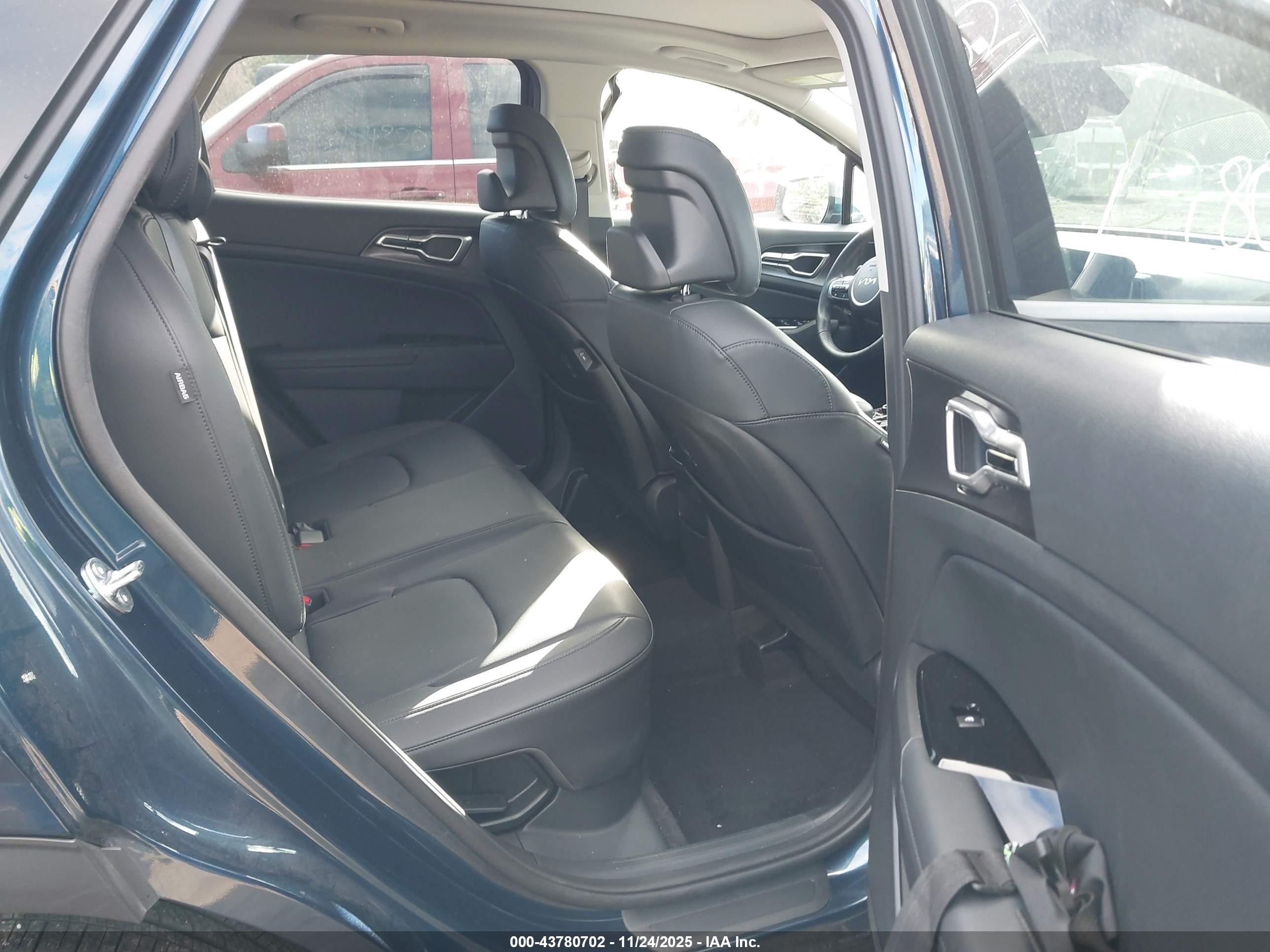 KIA SPORTAGE image 8