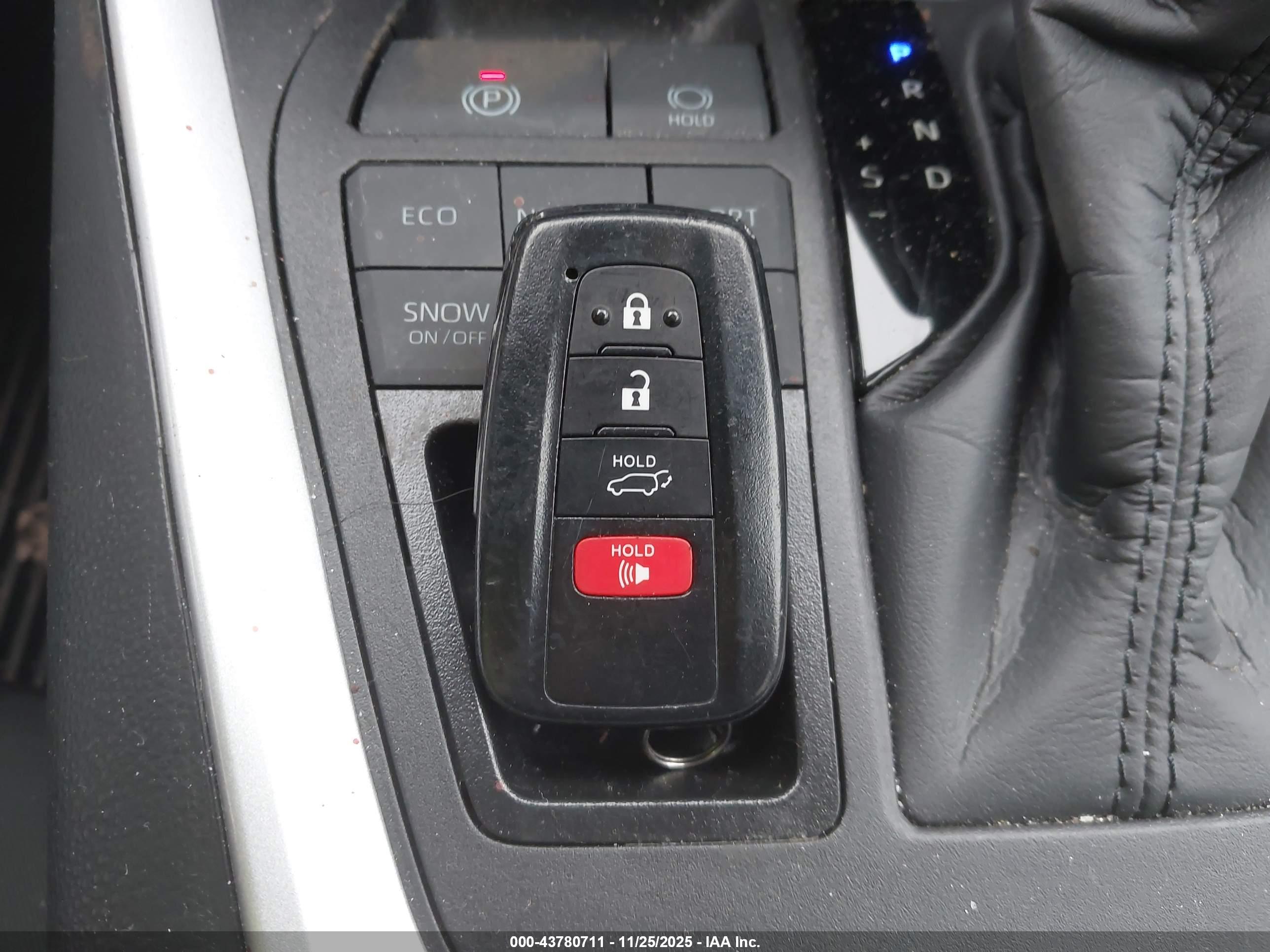 TOYOTA RAV4 image 11