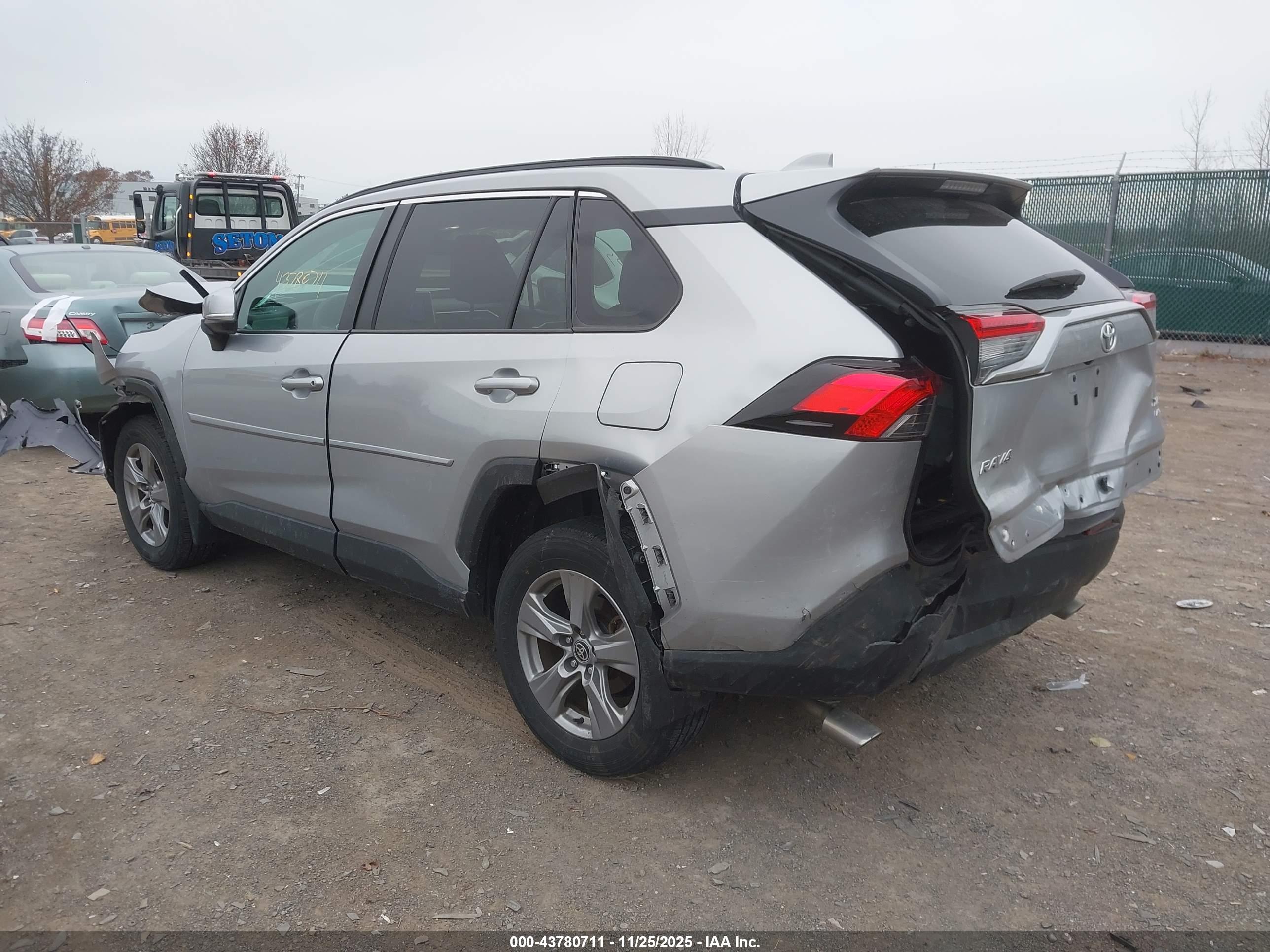 TOYOTA RAV4 image 3