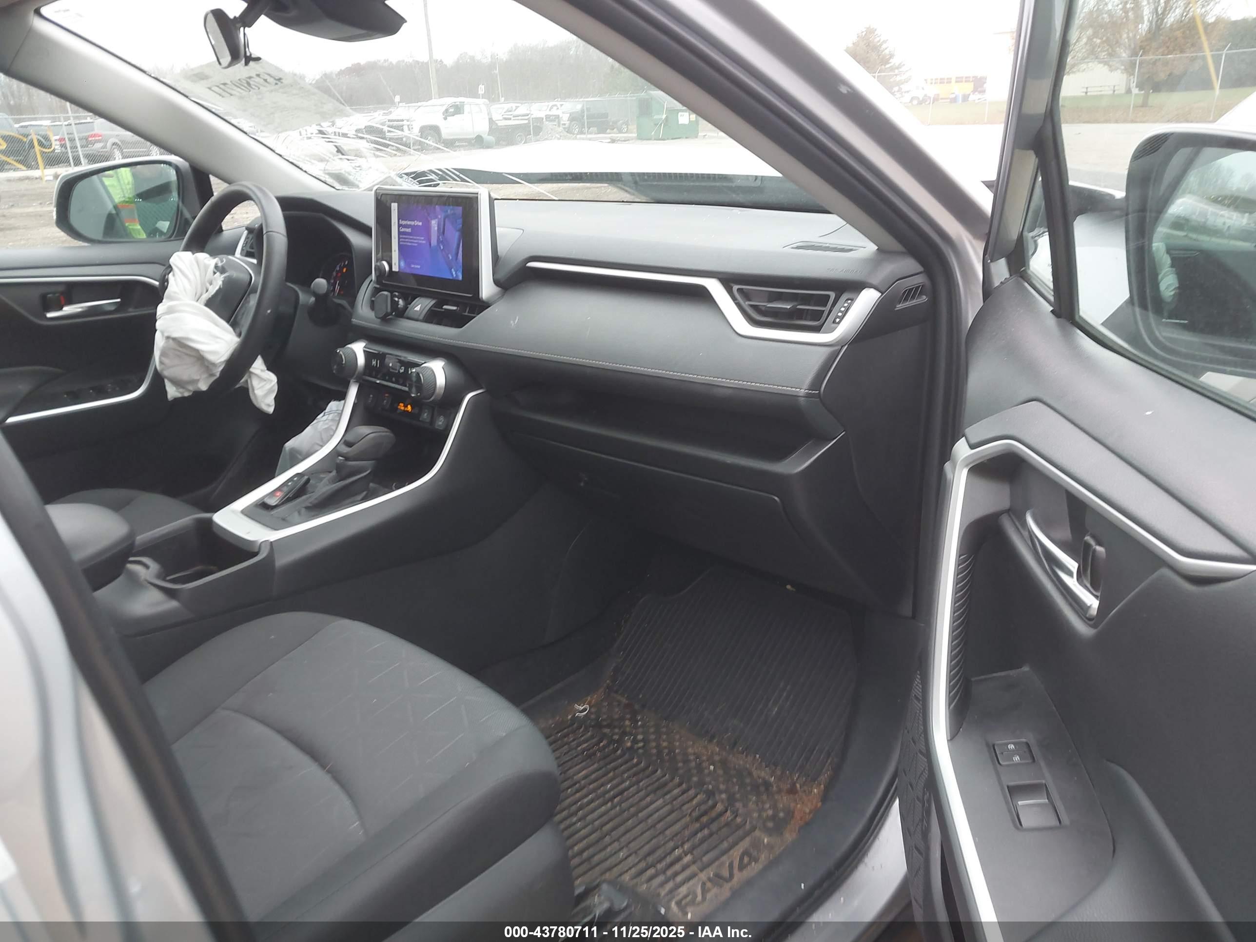 TOYOTA RAV4 image 5