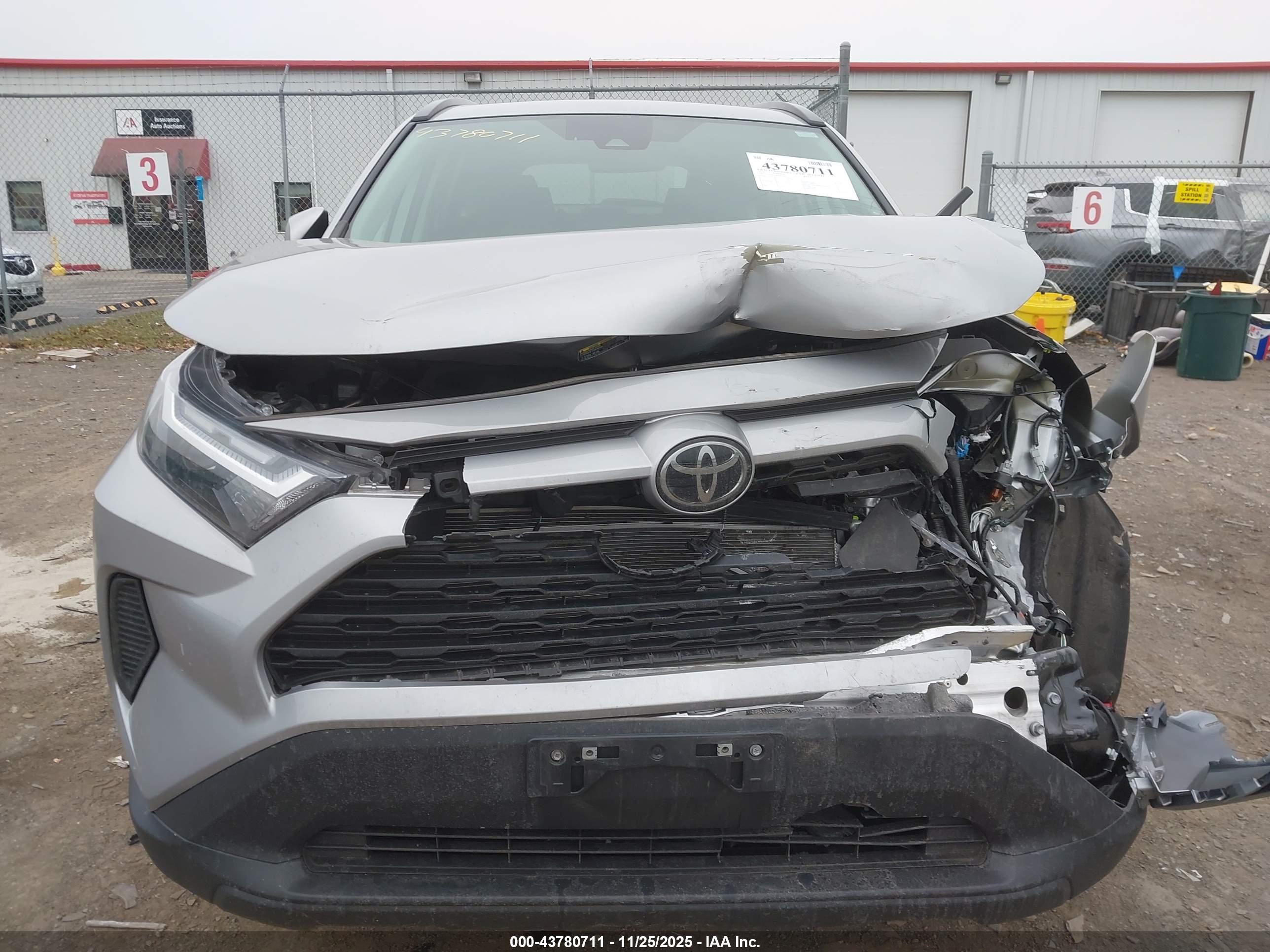 TOYOTA RAV4 image 6