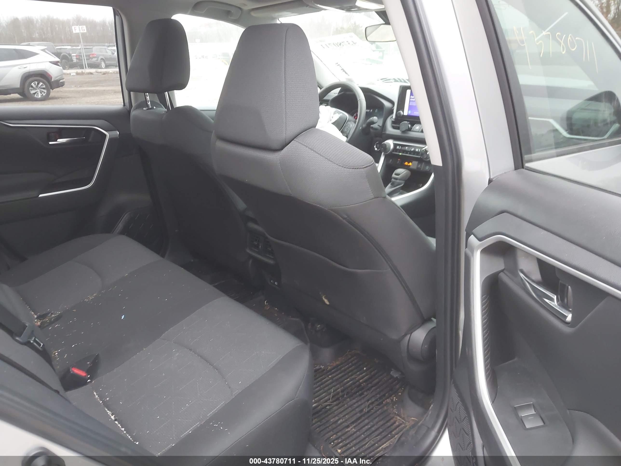 TOYOTA RAV4 image 8