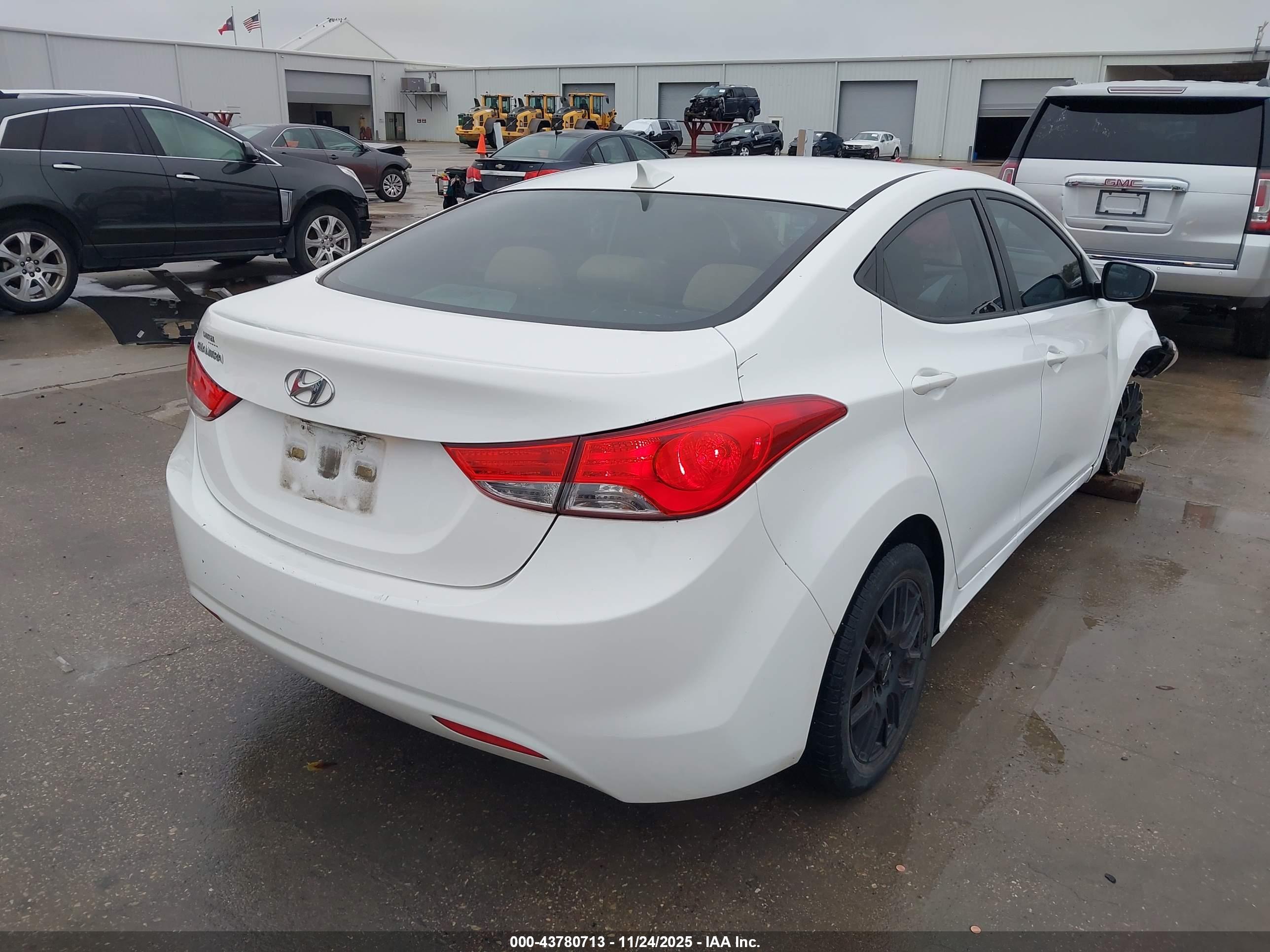 HYUNDAI ELANTRA image 4