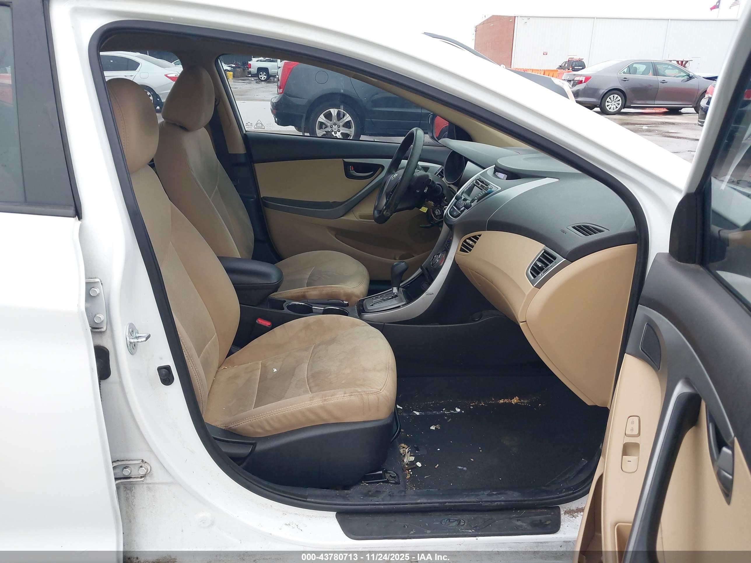 HYUNDAI ELANTRA image 5