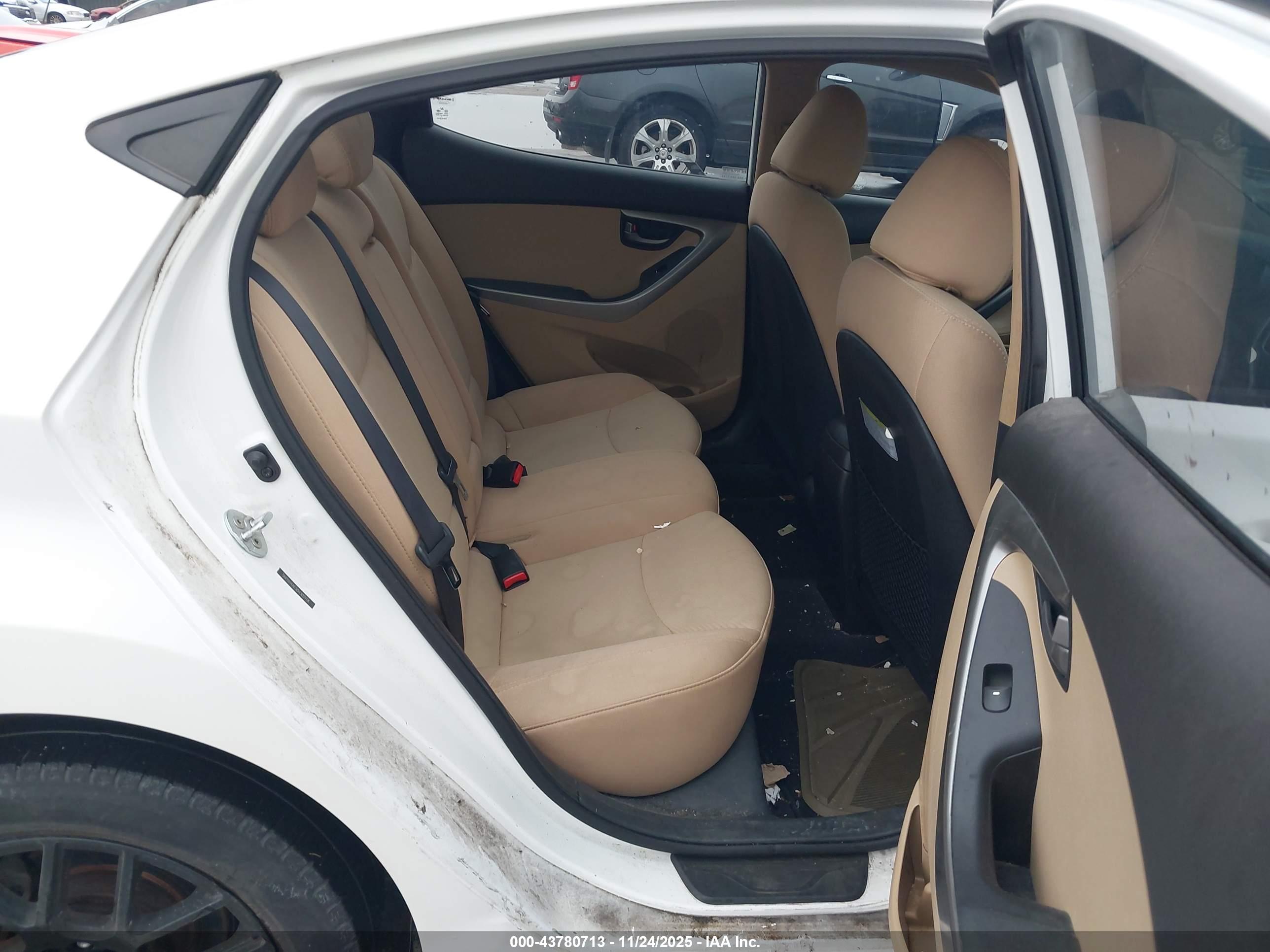 HYUNDAI ELANTRA image 8