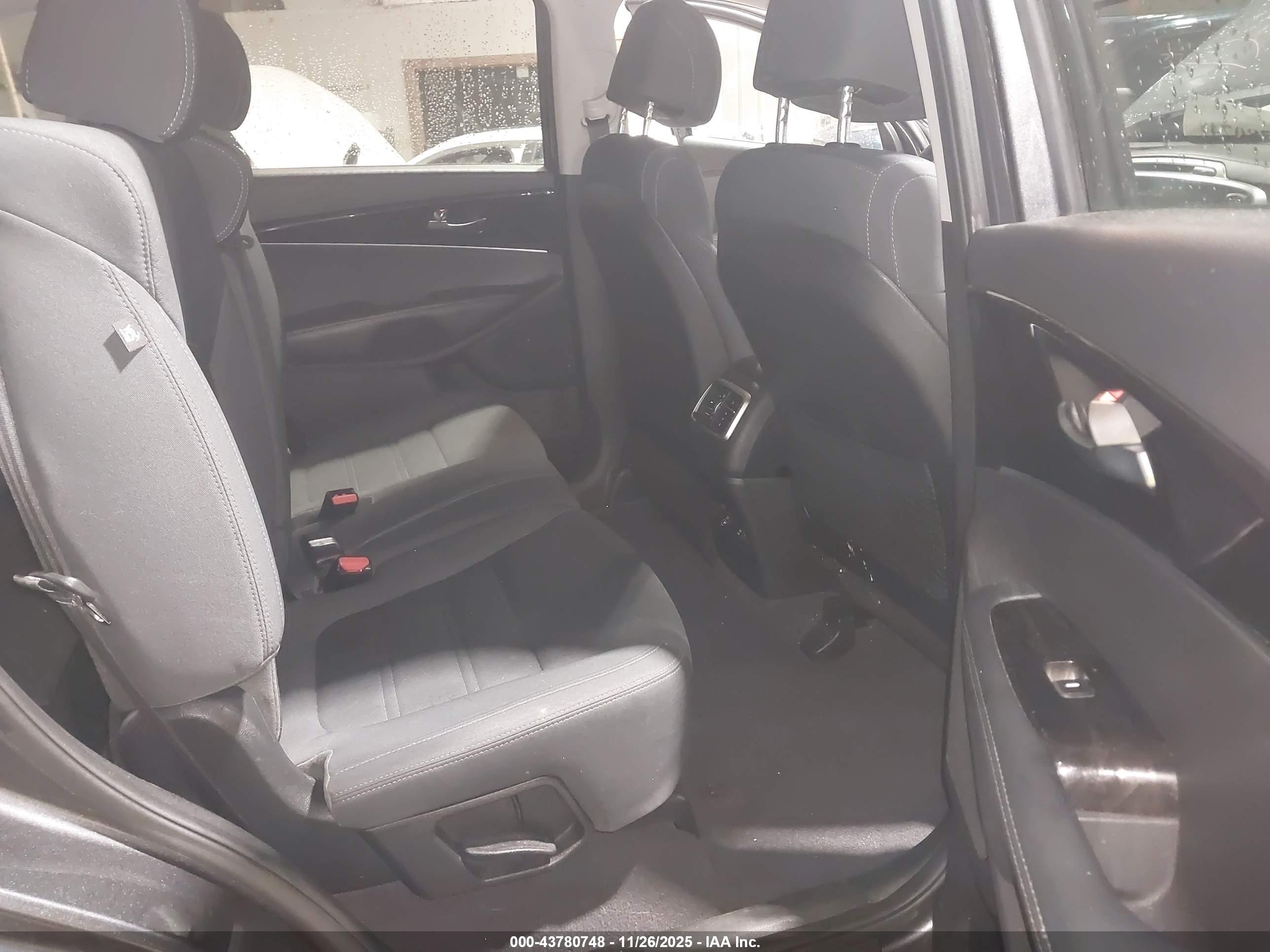 KIA SORENTO image 8