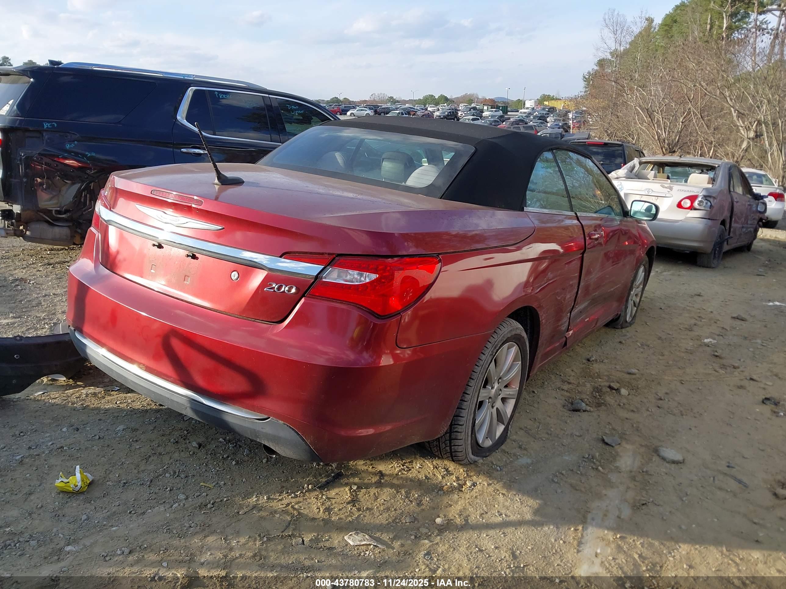 CHRYSLER 200 image 4
