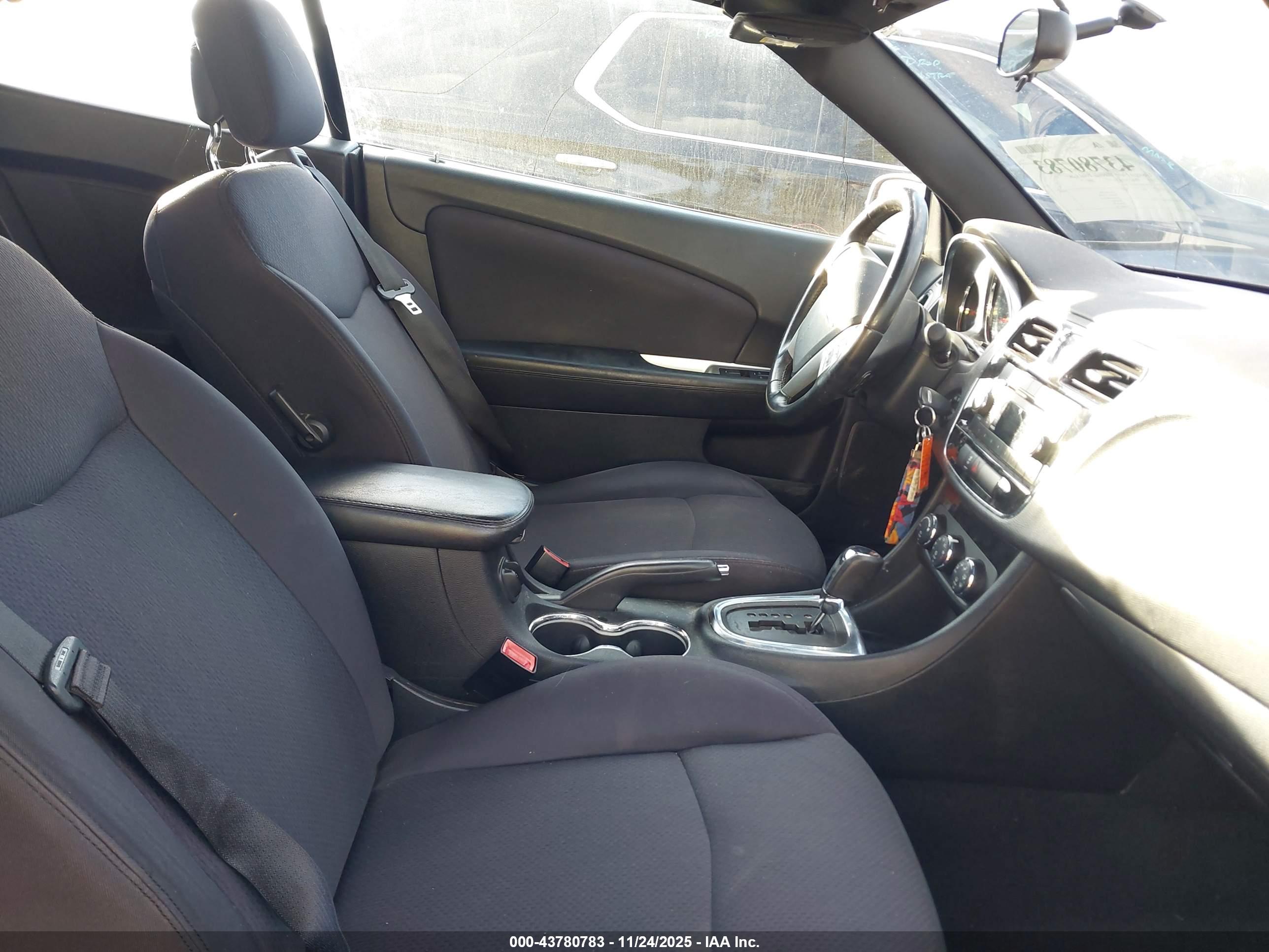 CHRYSLER 200 image 5