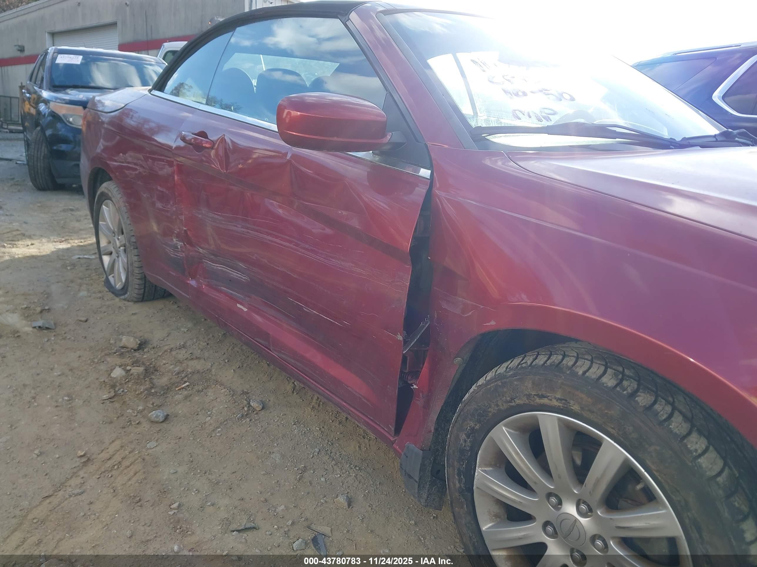 CHRYSLER 200 image 6