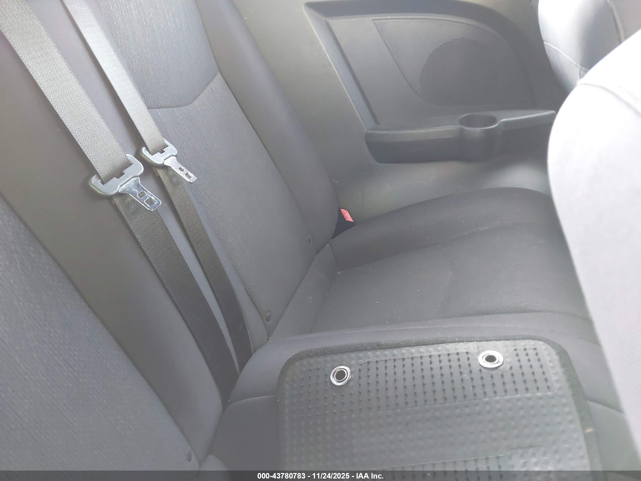 CHRYSLER 200 image 8