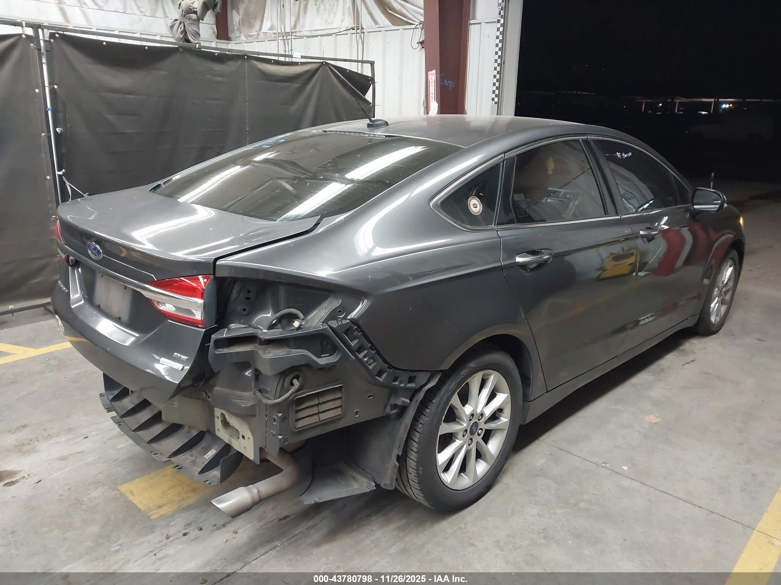 FORD FUSION image 4