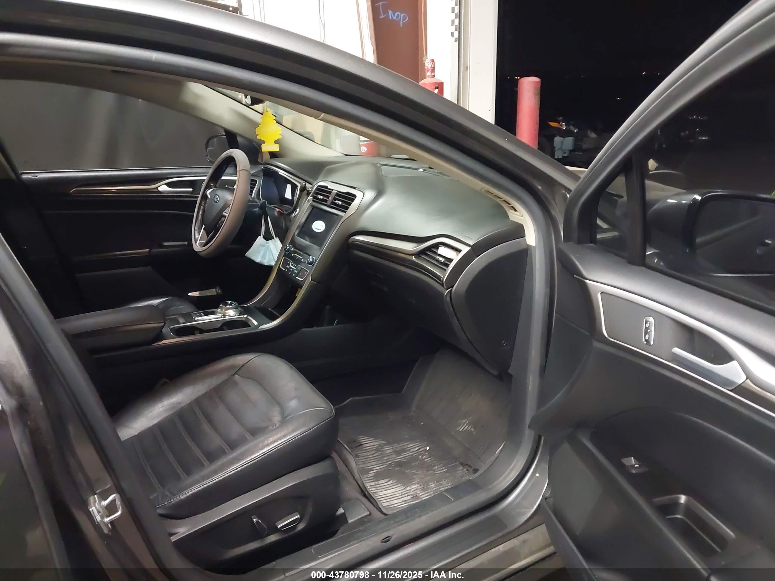 FORD FUSION image 5
