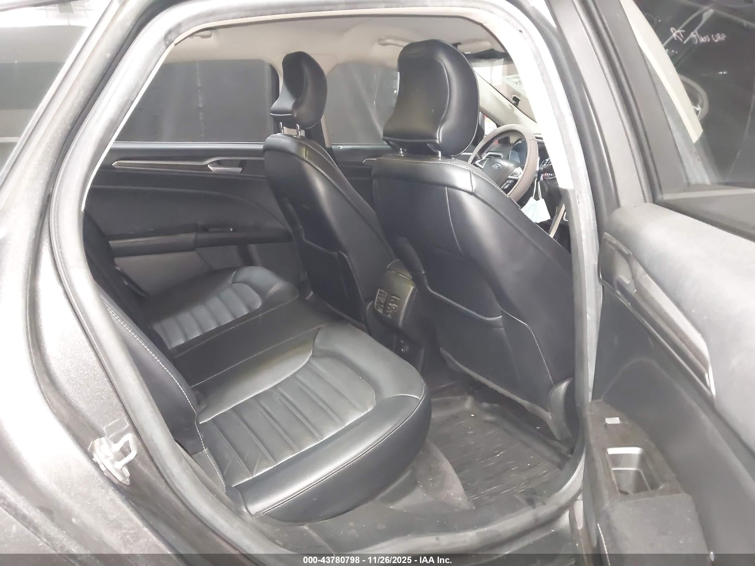 FORD FUSION image 8