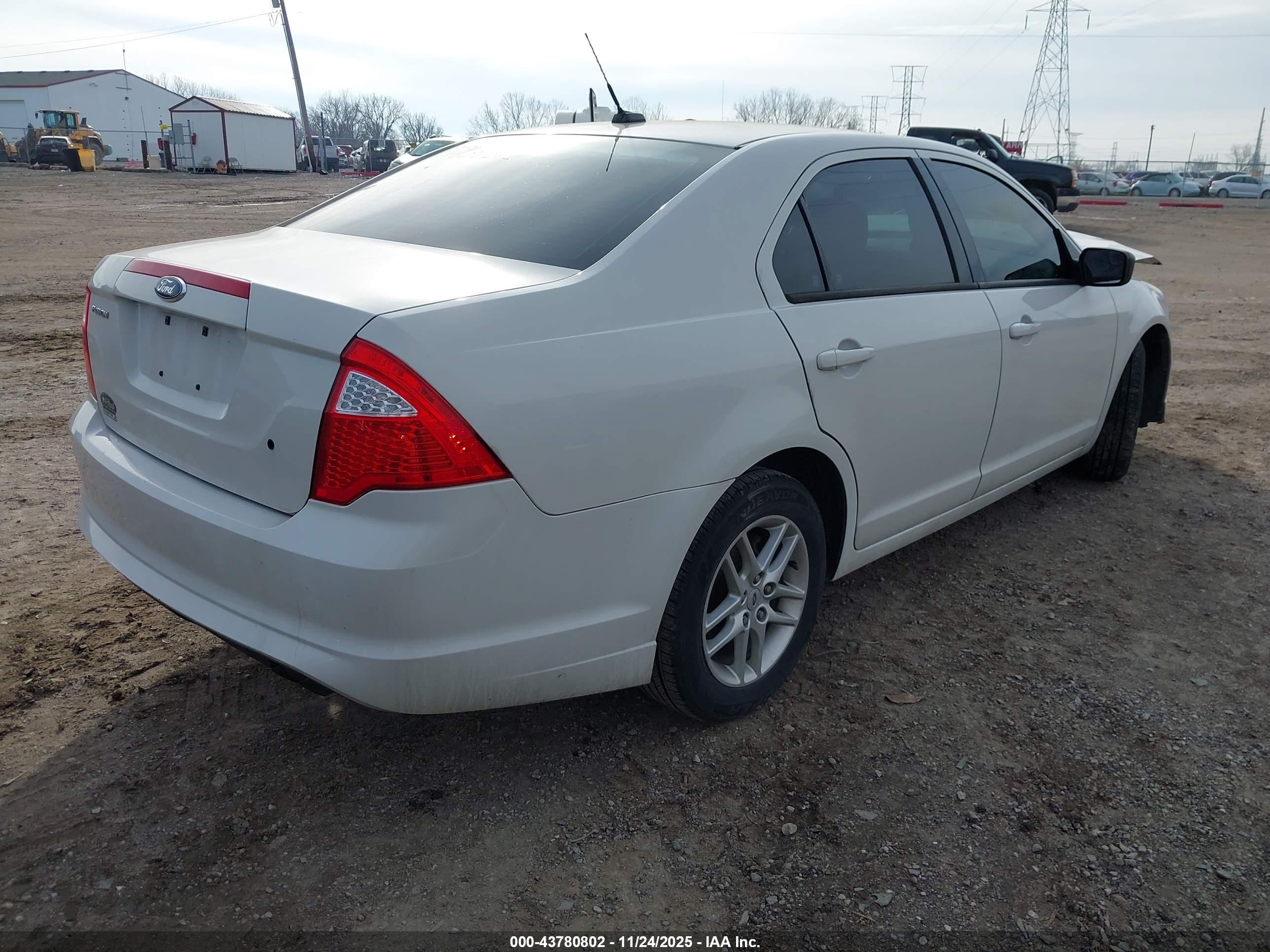 FORD FUSION image 4