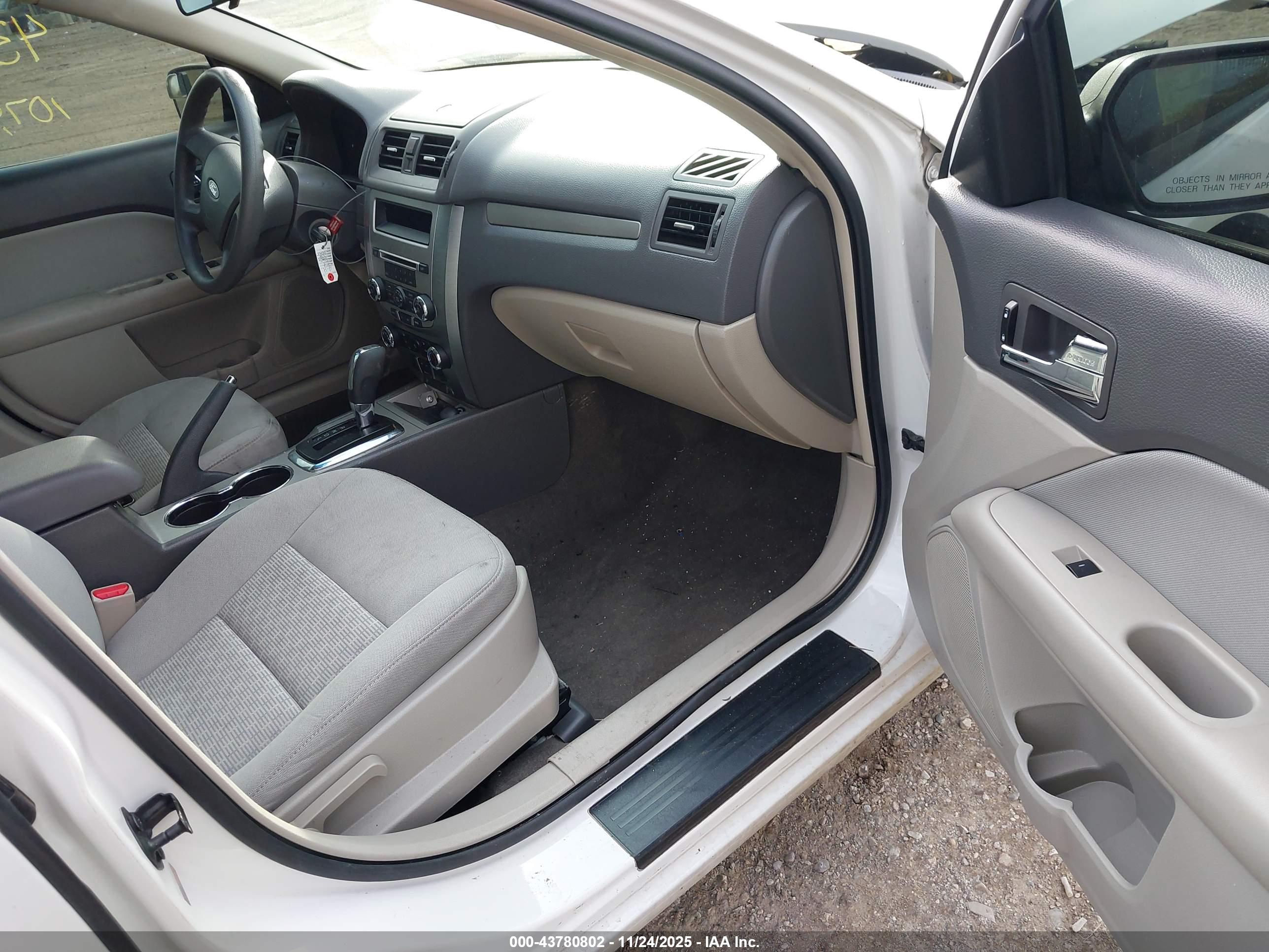 FORD FUSION image 5