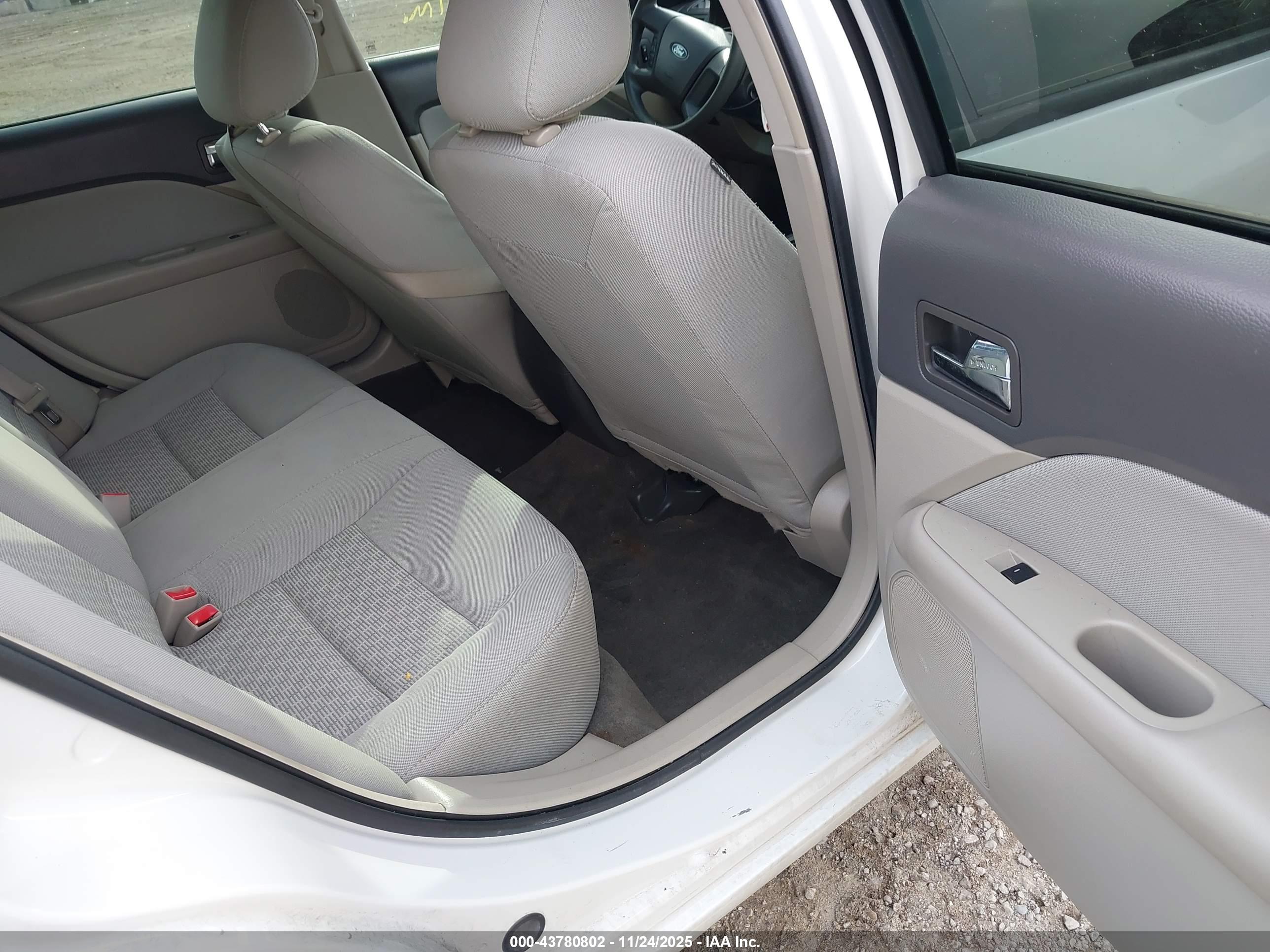 FORD FUSION image 8